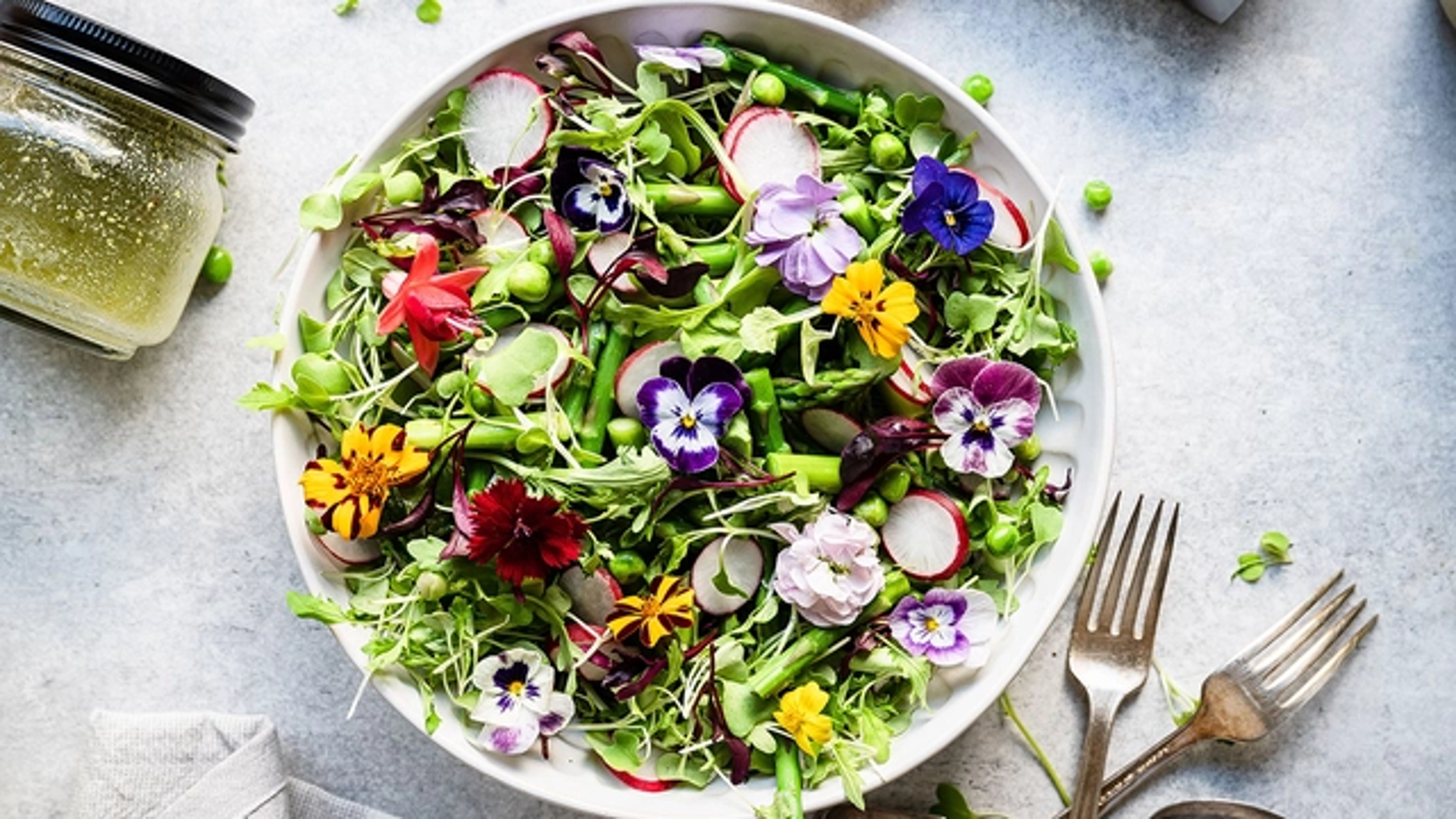 Spring vegetable salad with flowers.