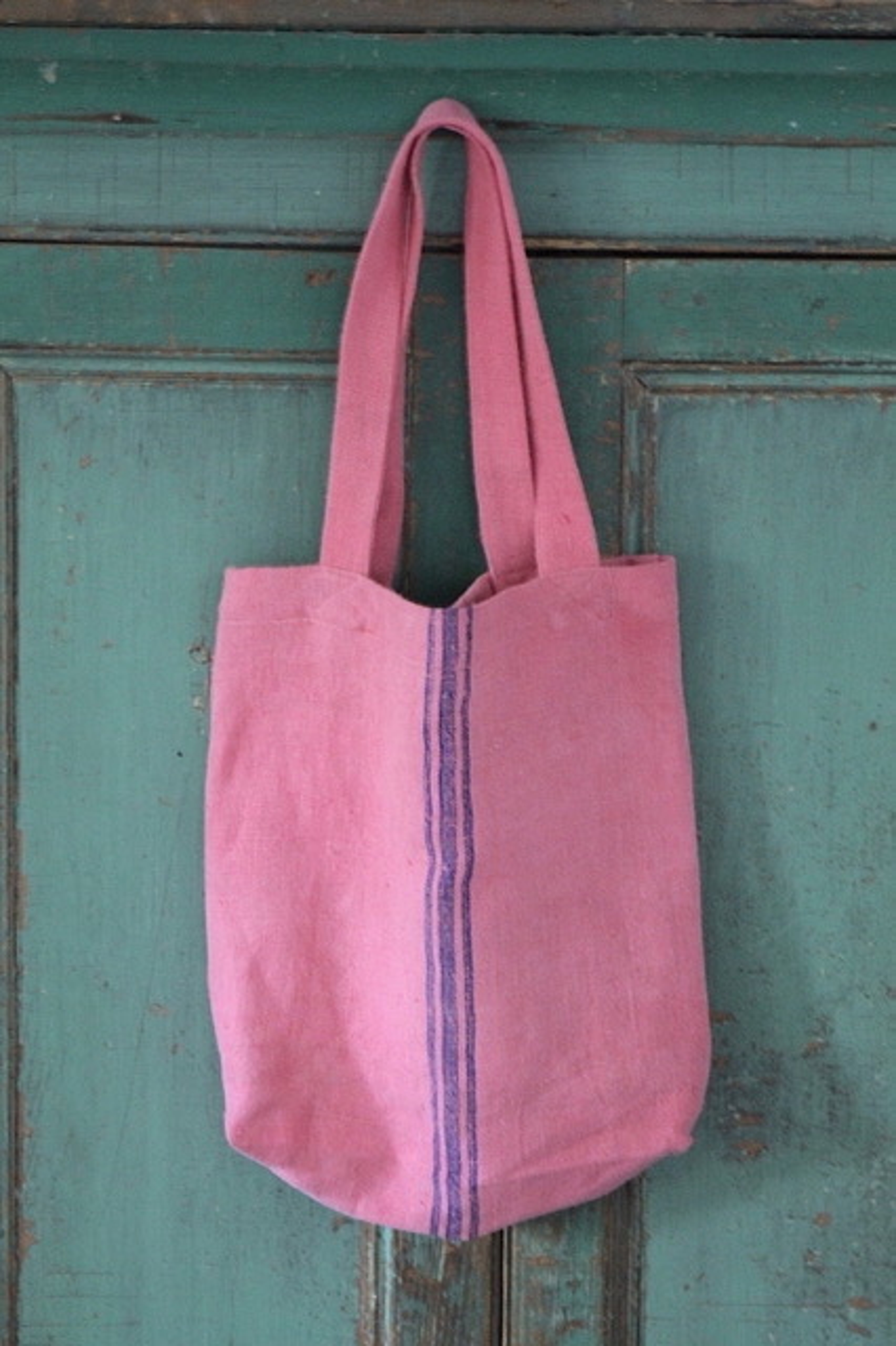 A photo of a cottagecore market bag, a popular accessory