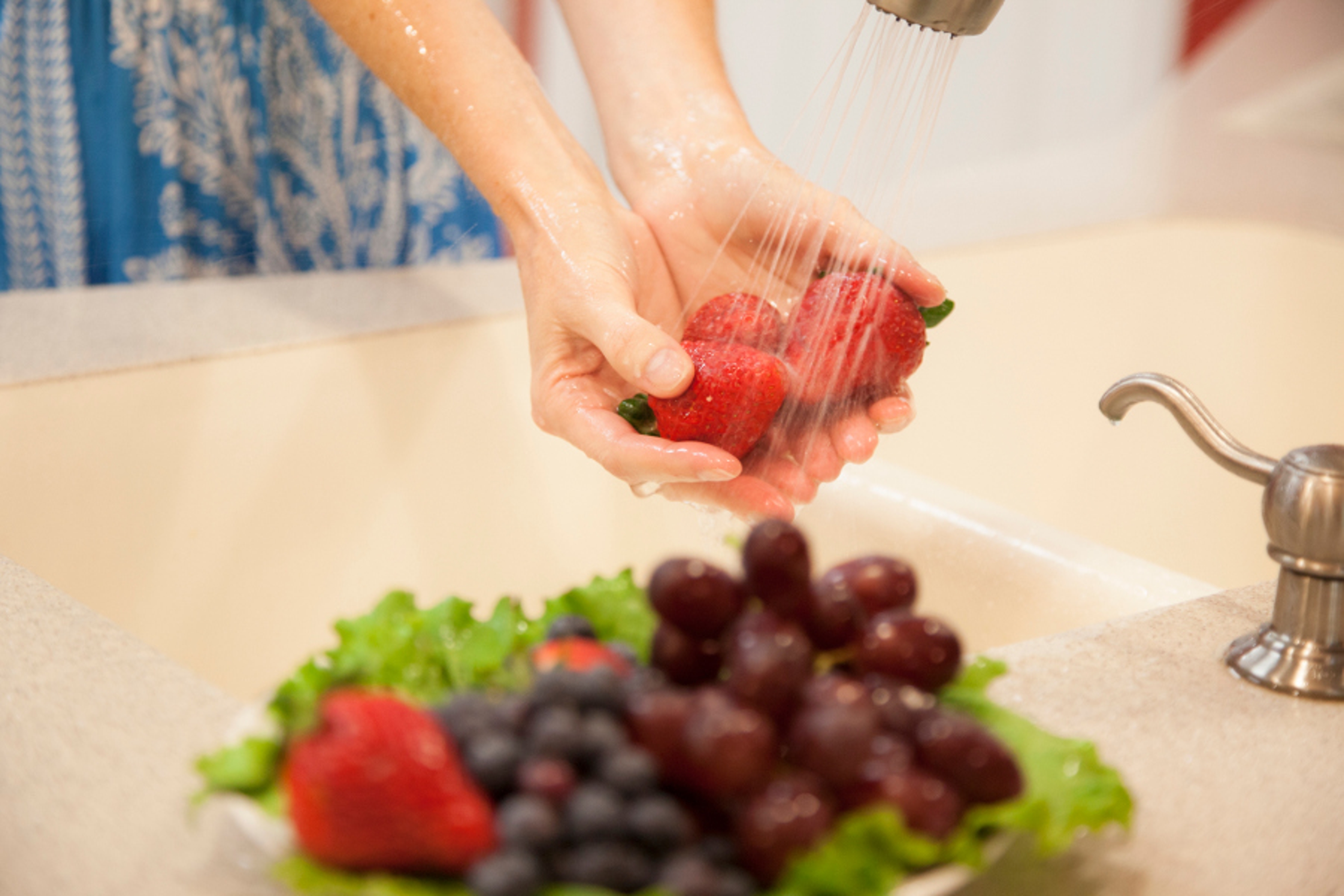 Article Cards Featured Image Rinsing strawberries