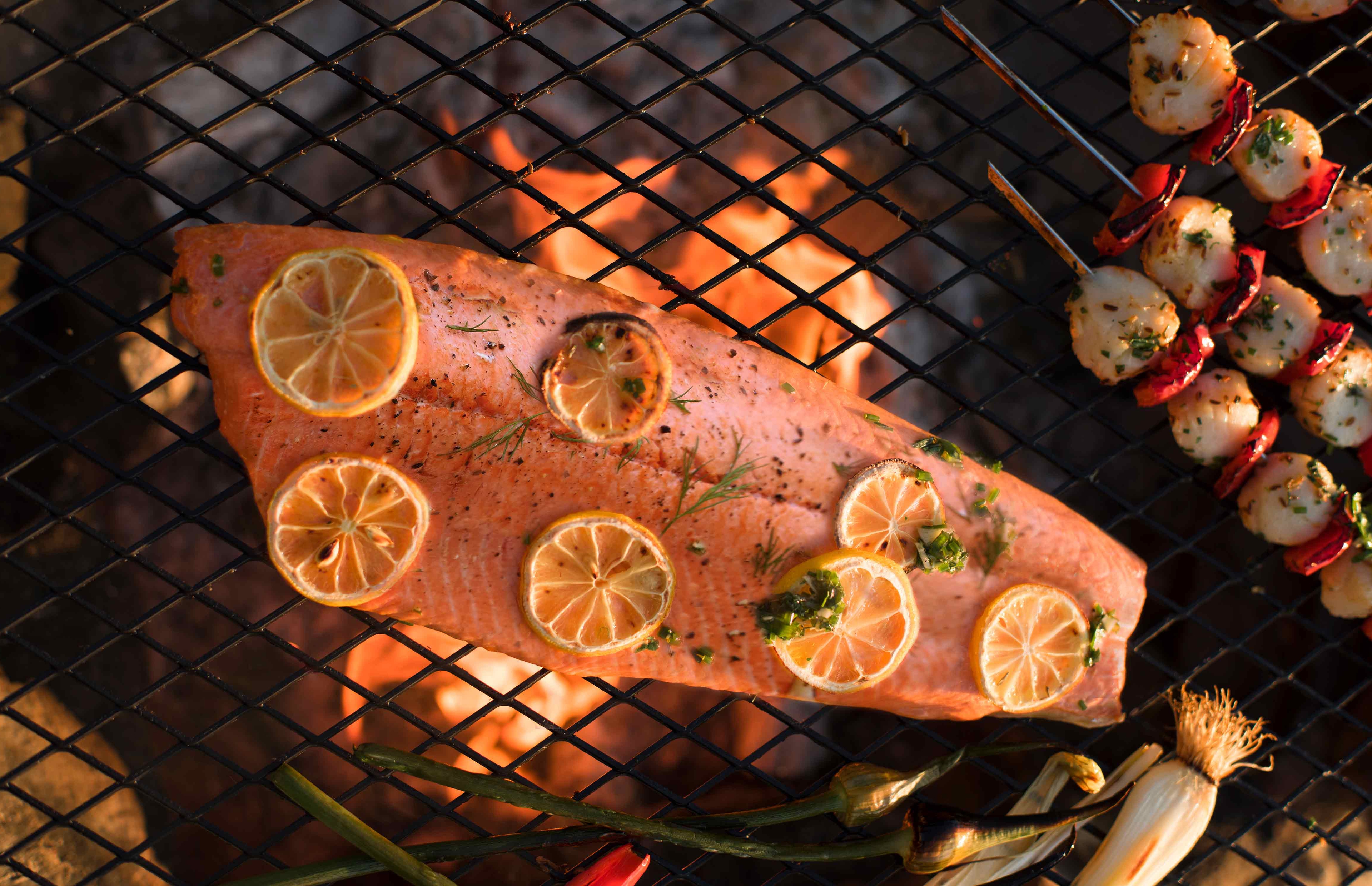 Article Cards Featured Image difference between grilling barbecue smoking grilled sockeye salmon with lemons
