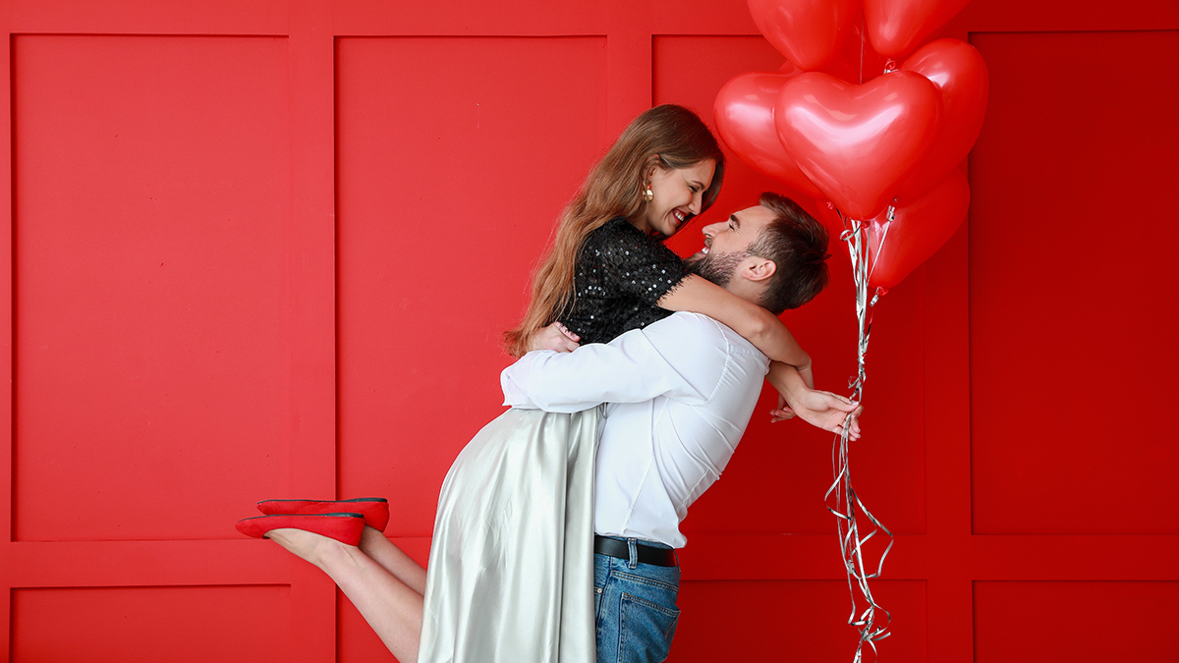 Article Cards Featured Image Man holding woman with heart balloons