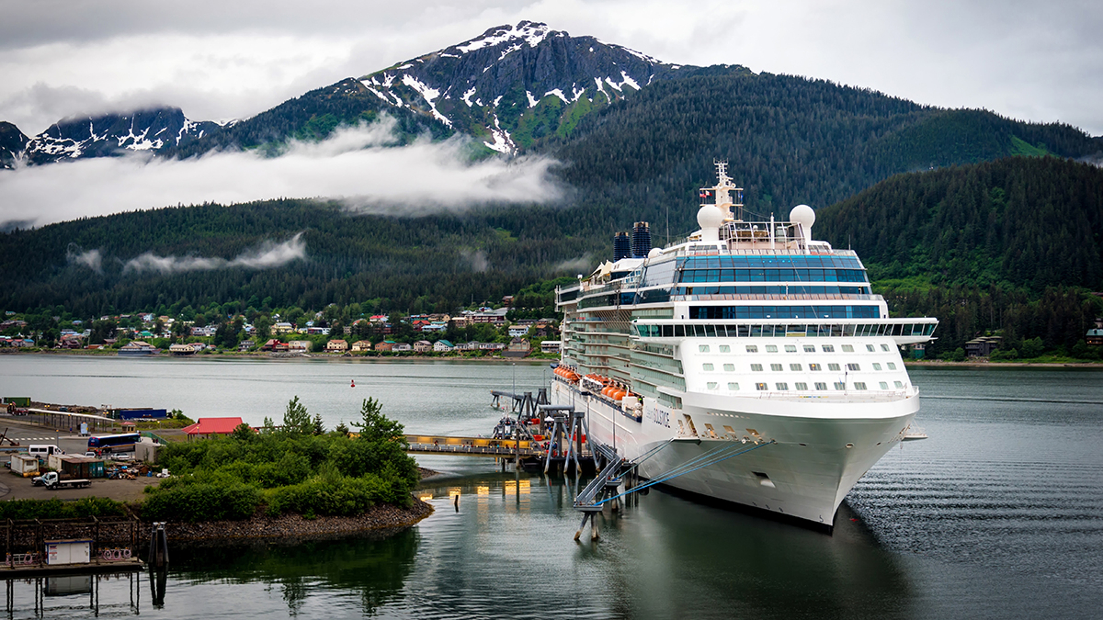 Article Cards Featured Image Cruise ship at port in Juneau, Alaska