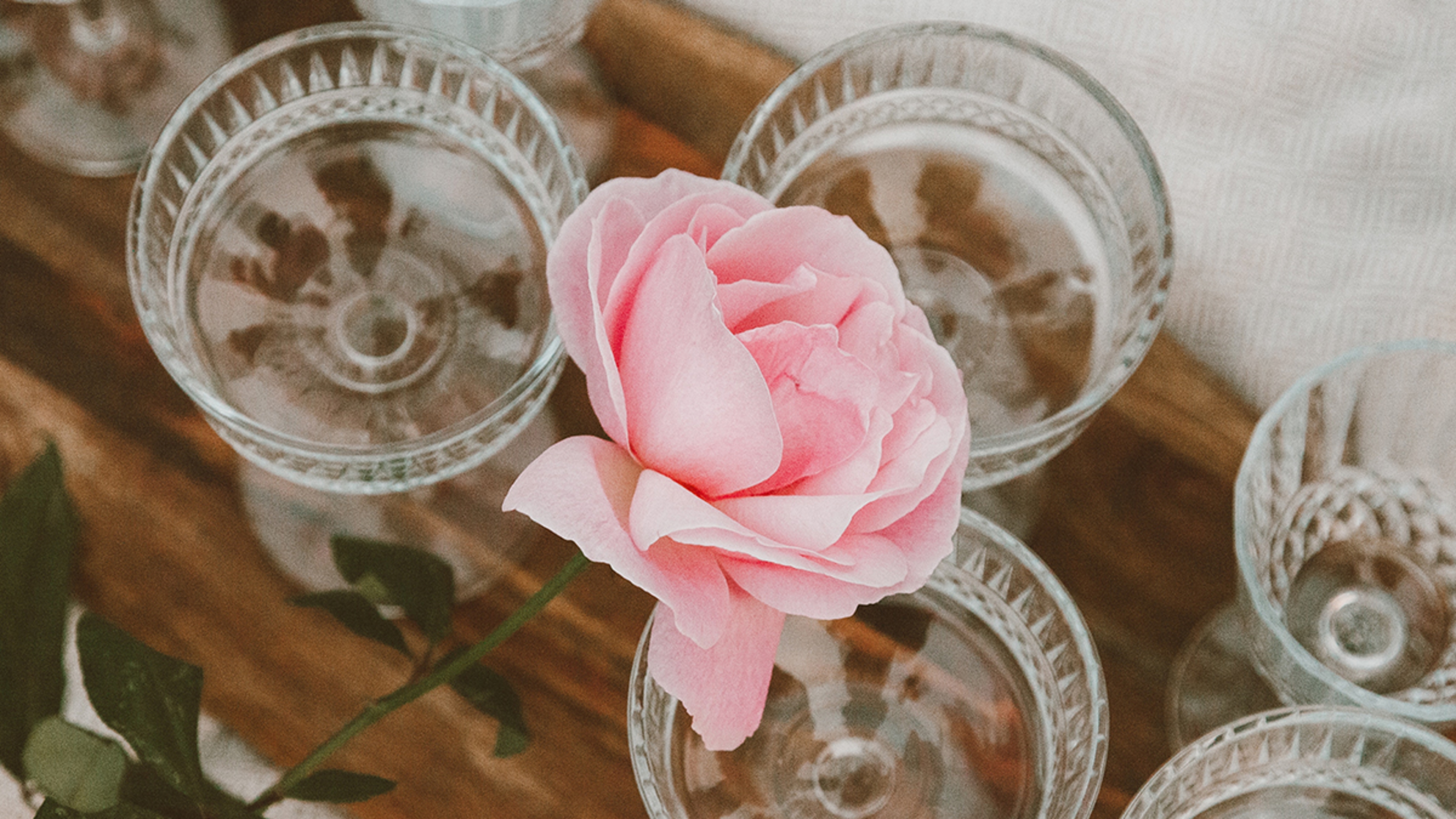 Article Cards Featured Image Roses Rose wineglasses