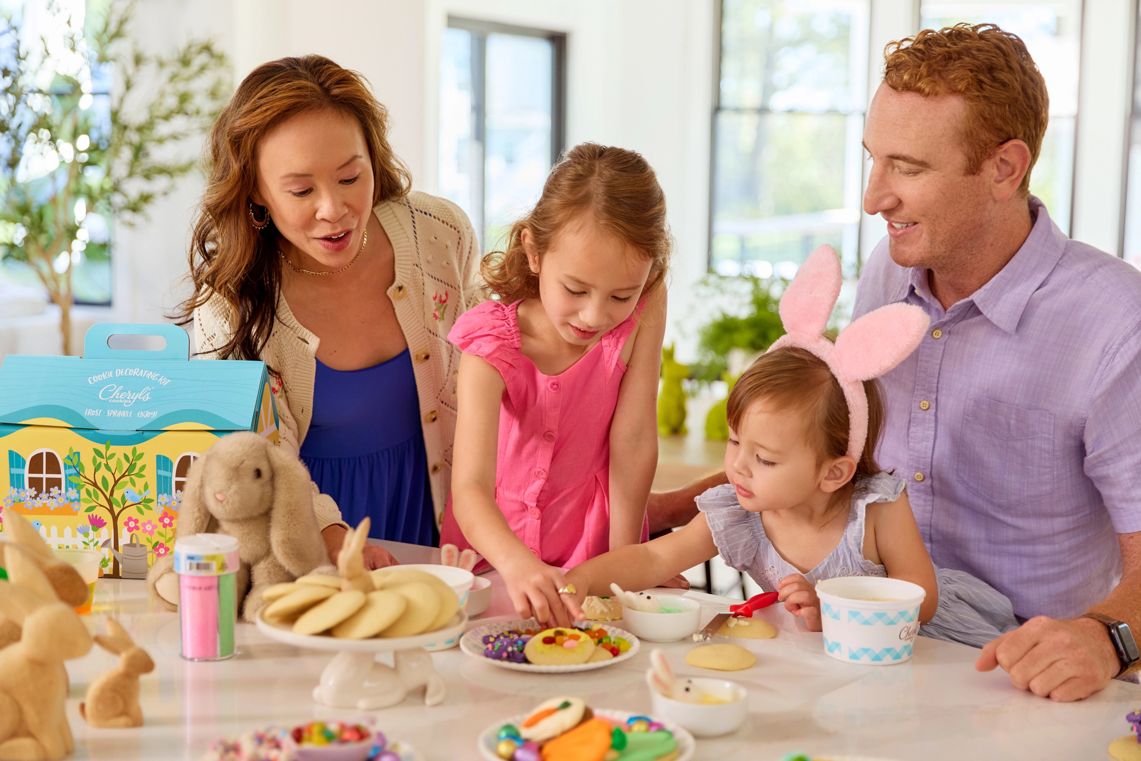 Article Cards Featured Image easter cookie decorating family decorating easter cookies