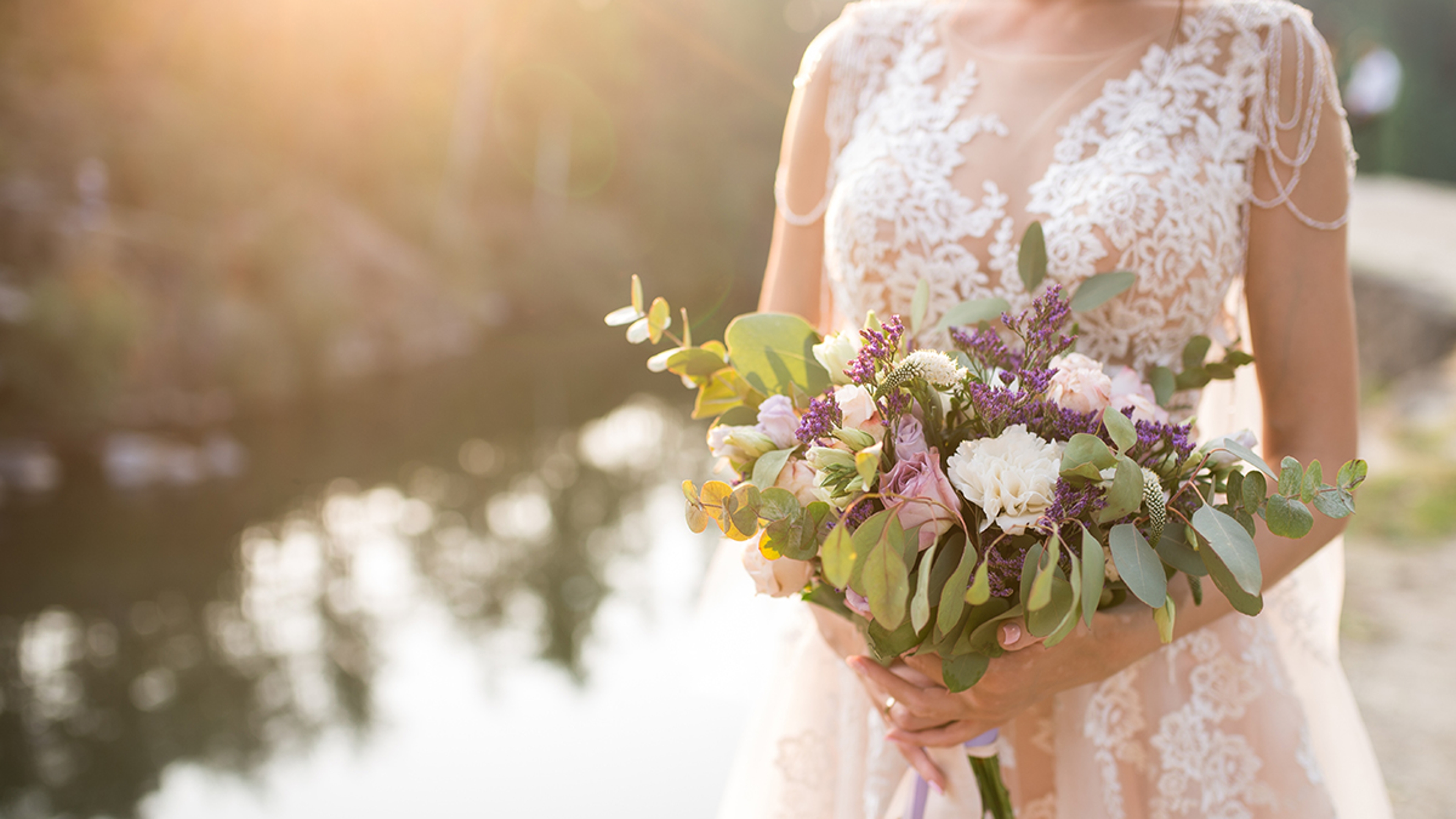 Article Cards Featured Image how to choose a bridal bouquet hero