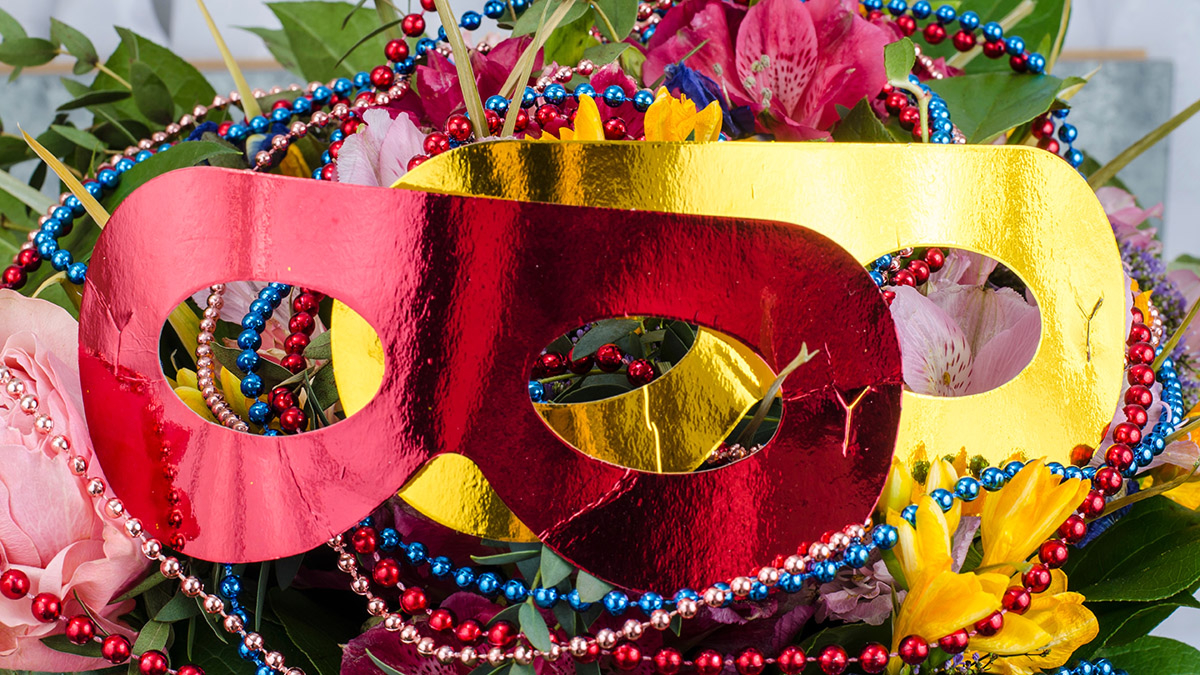 Article Cards Featured Image Paper Mardi Gras masks and beads with flowers Mardi Gras Decoration Ideas
