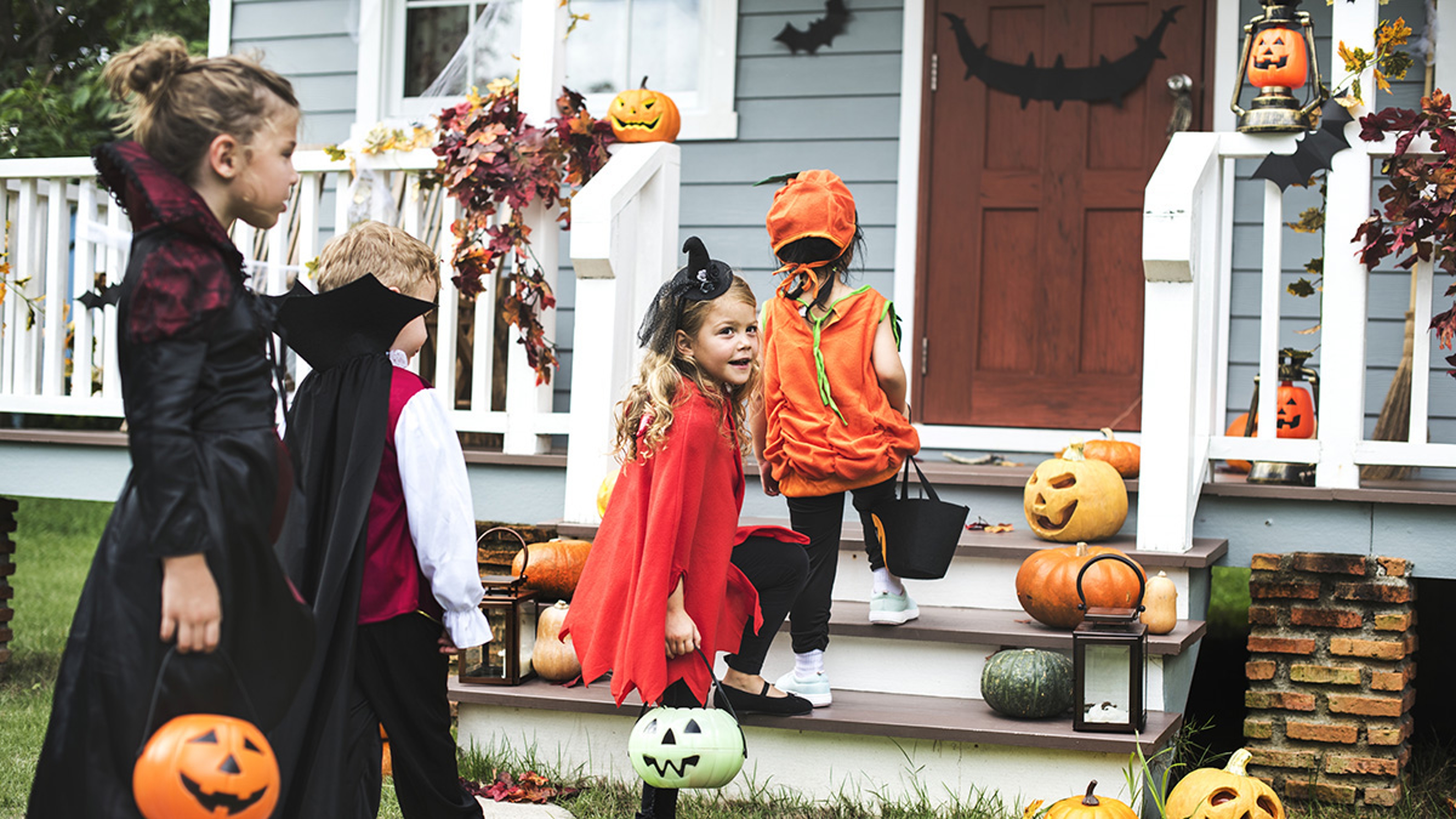 Article Cards Featured Image kid friendly halloween party kids trick or treating