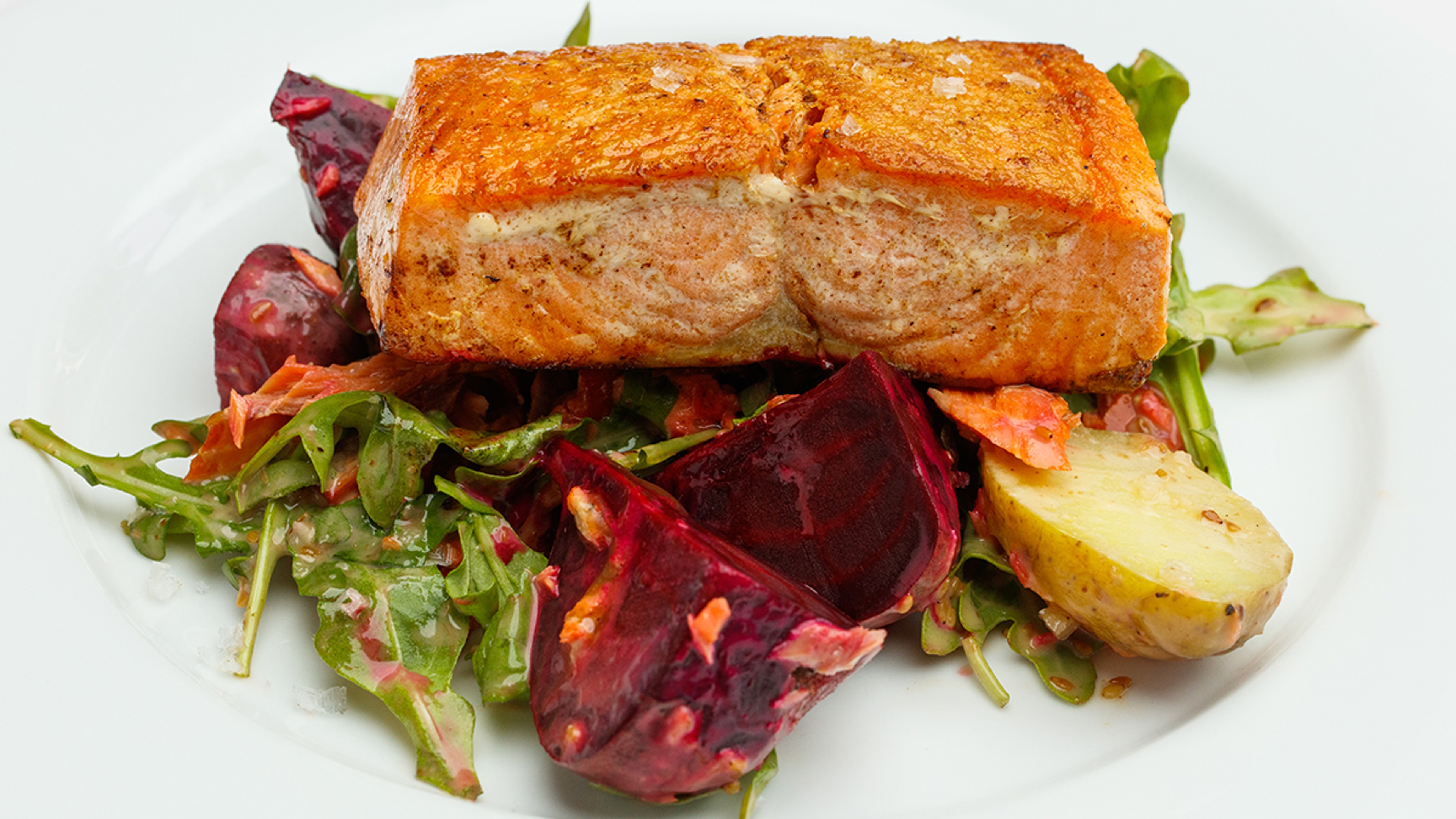 Filet of king salmon on a salad.