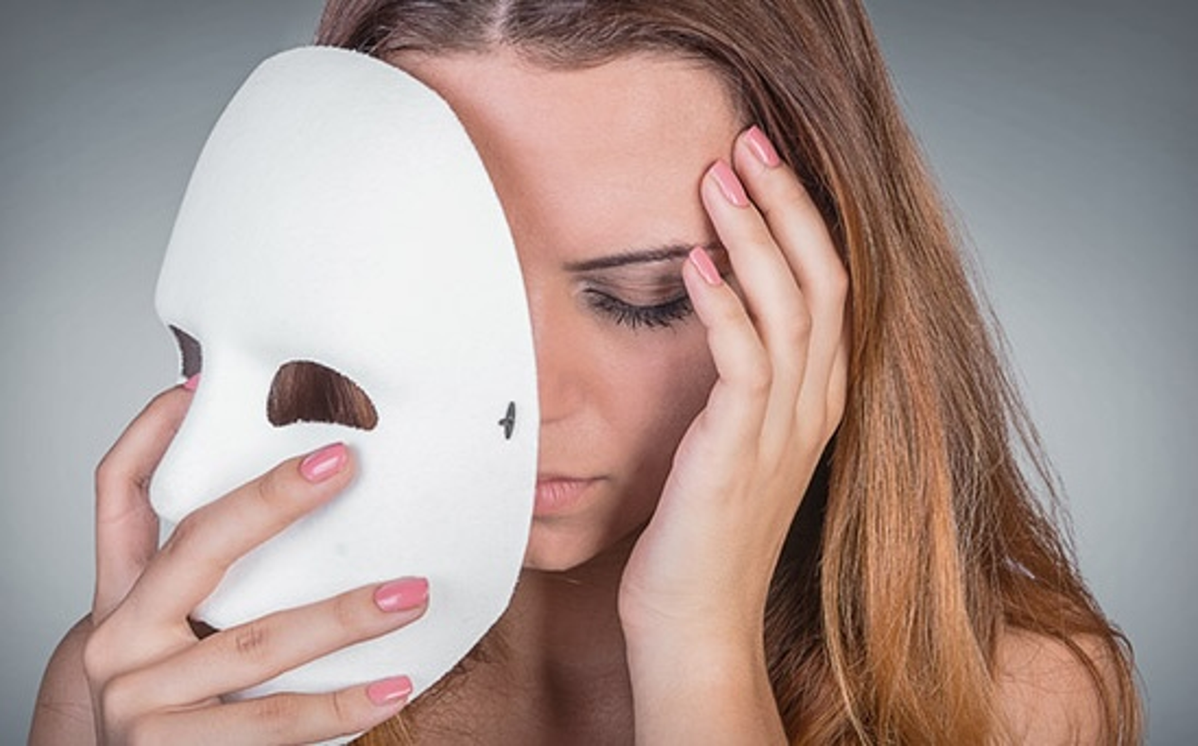 woman with face mask photo