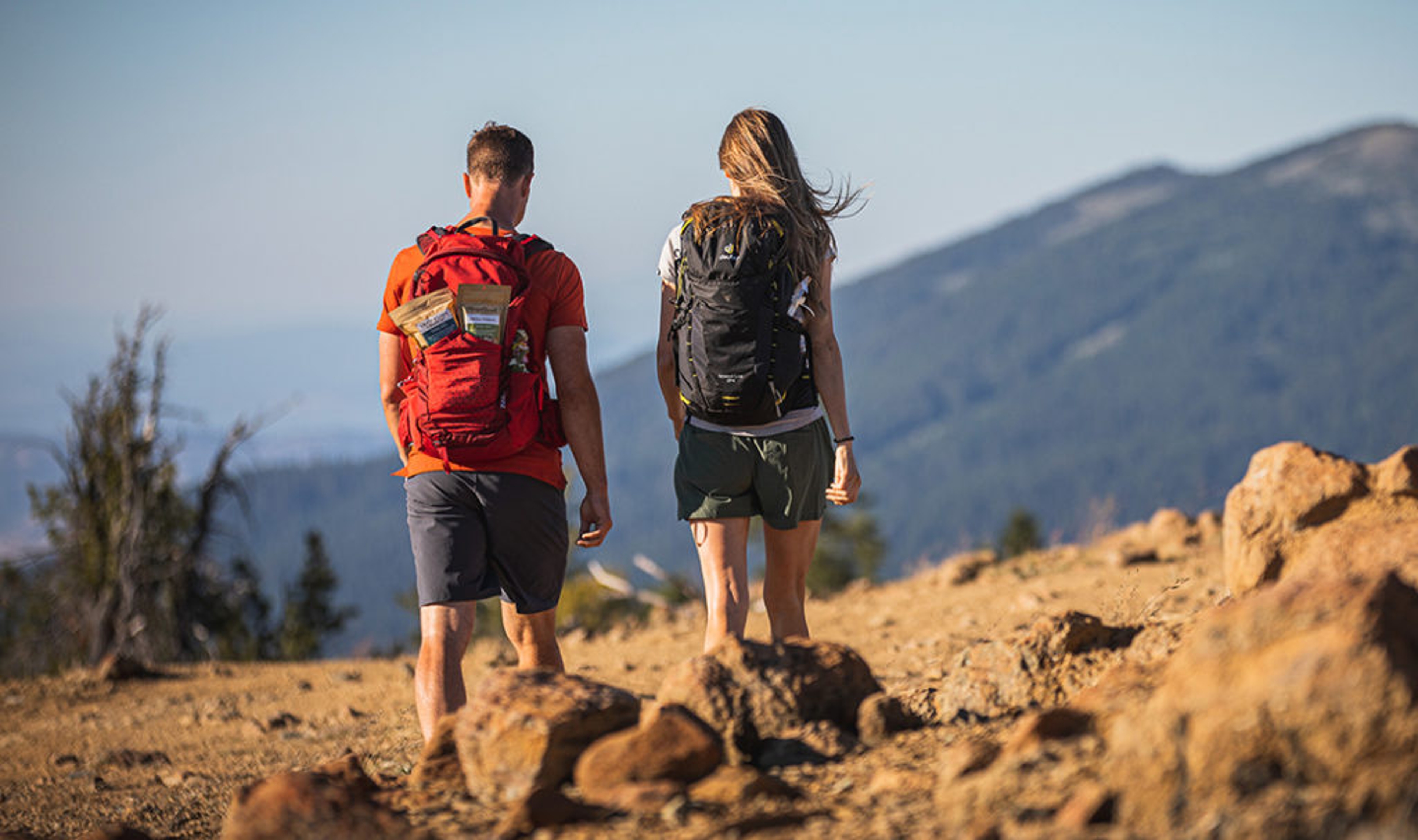 how to practice mindfulness couple hiking