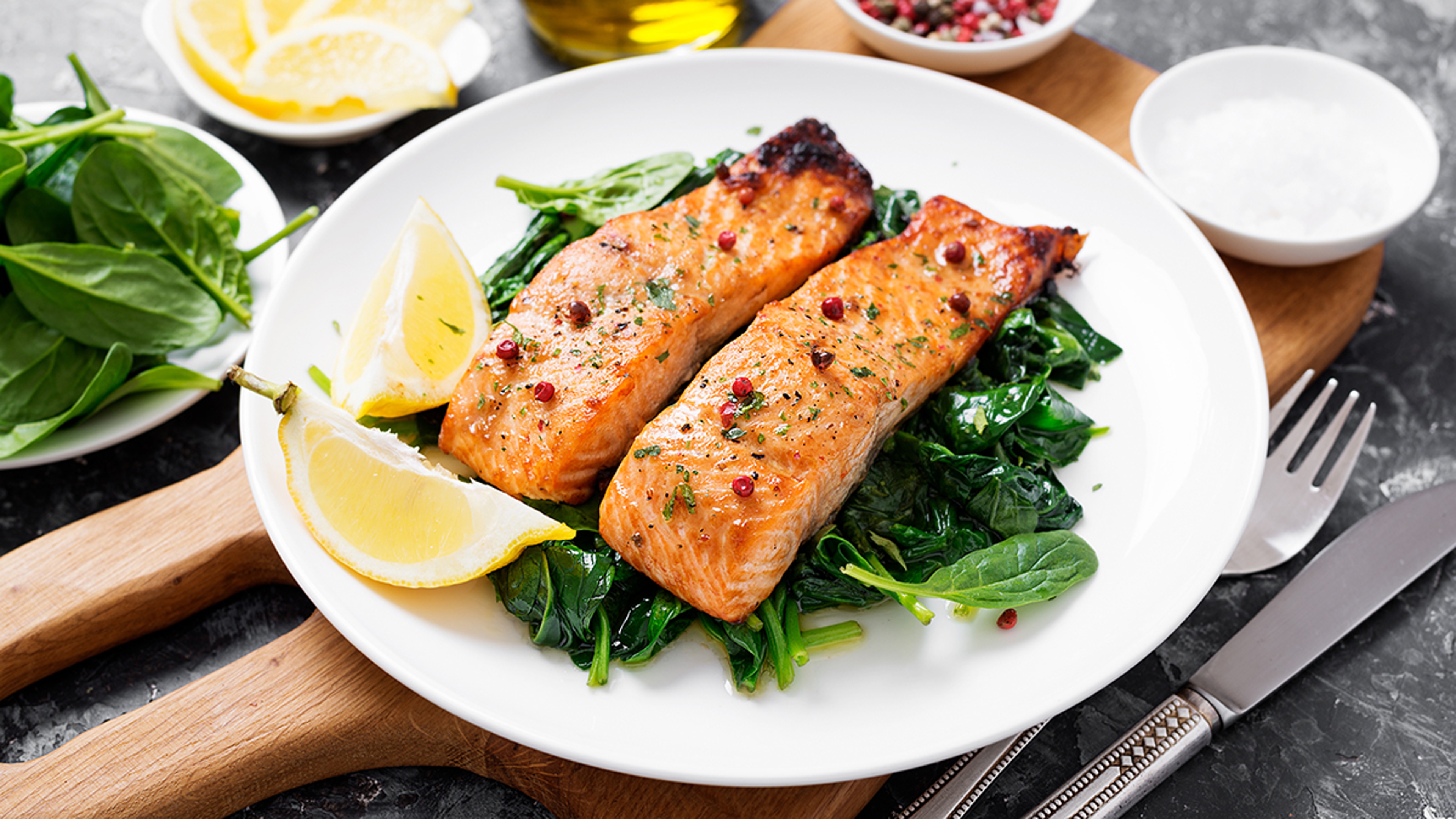 Salmon fillet with spinach .