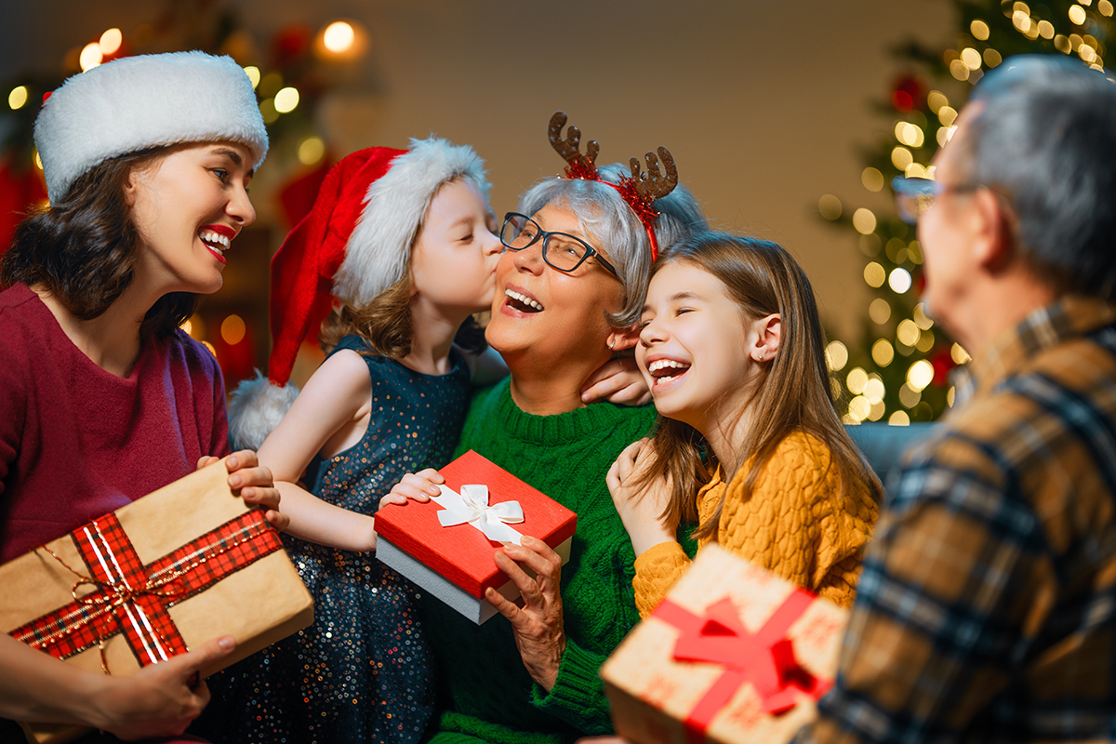 Article Cards Featured Image family celebrating Christmas