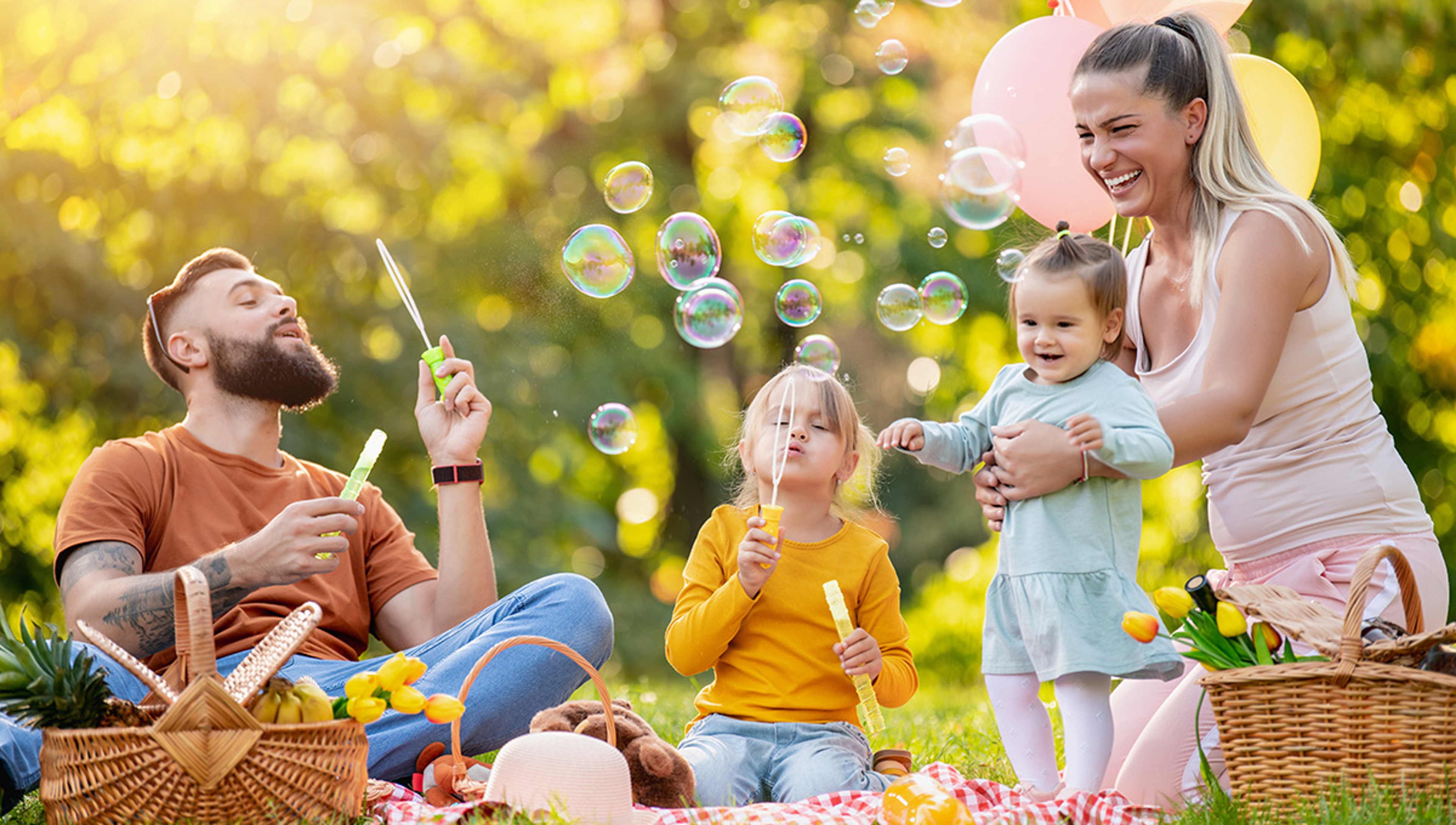 Article Cards Featured Image Happy family having picnic in the park