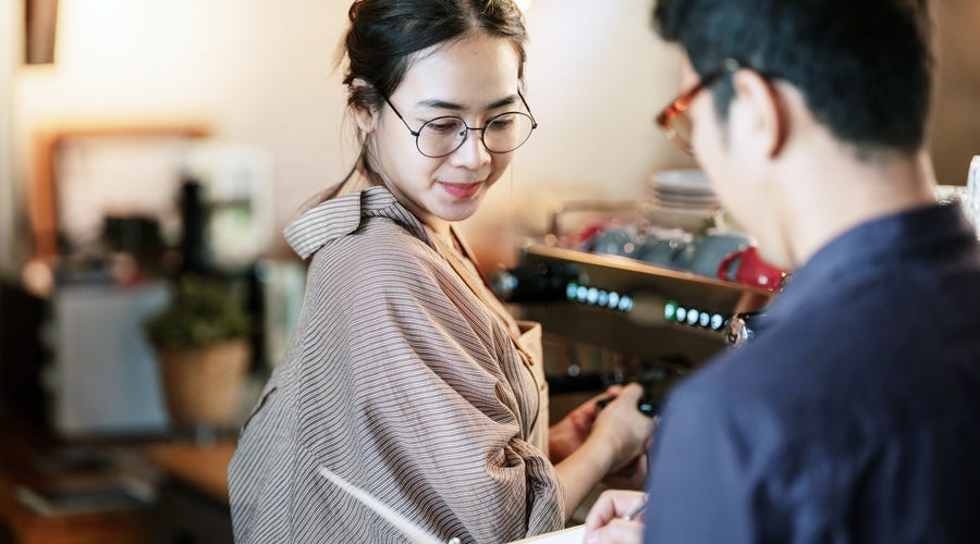 外国人が集まる 英語の 営業時間 表記10パターン 外国人が集まる 英語の 営業時間 表記10パターン