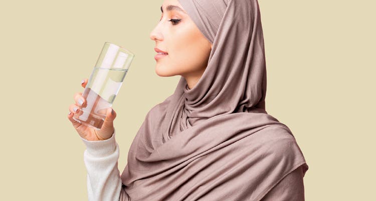 5 Cara Sehat Minum Air Saat Puasa 