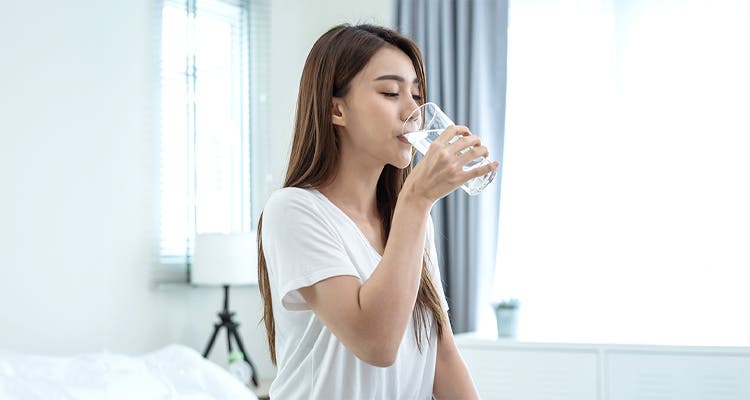 Minum Air Sebelum Tidur: Tidak Sehat? 
