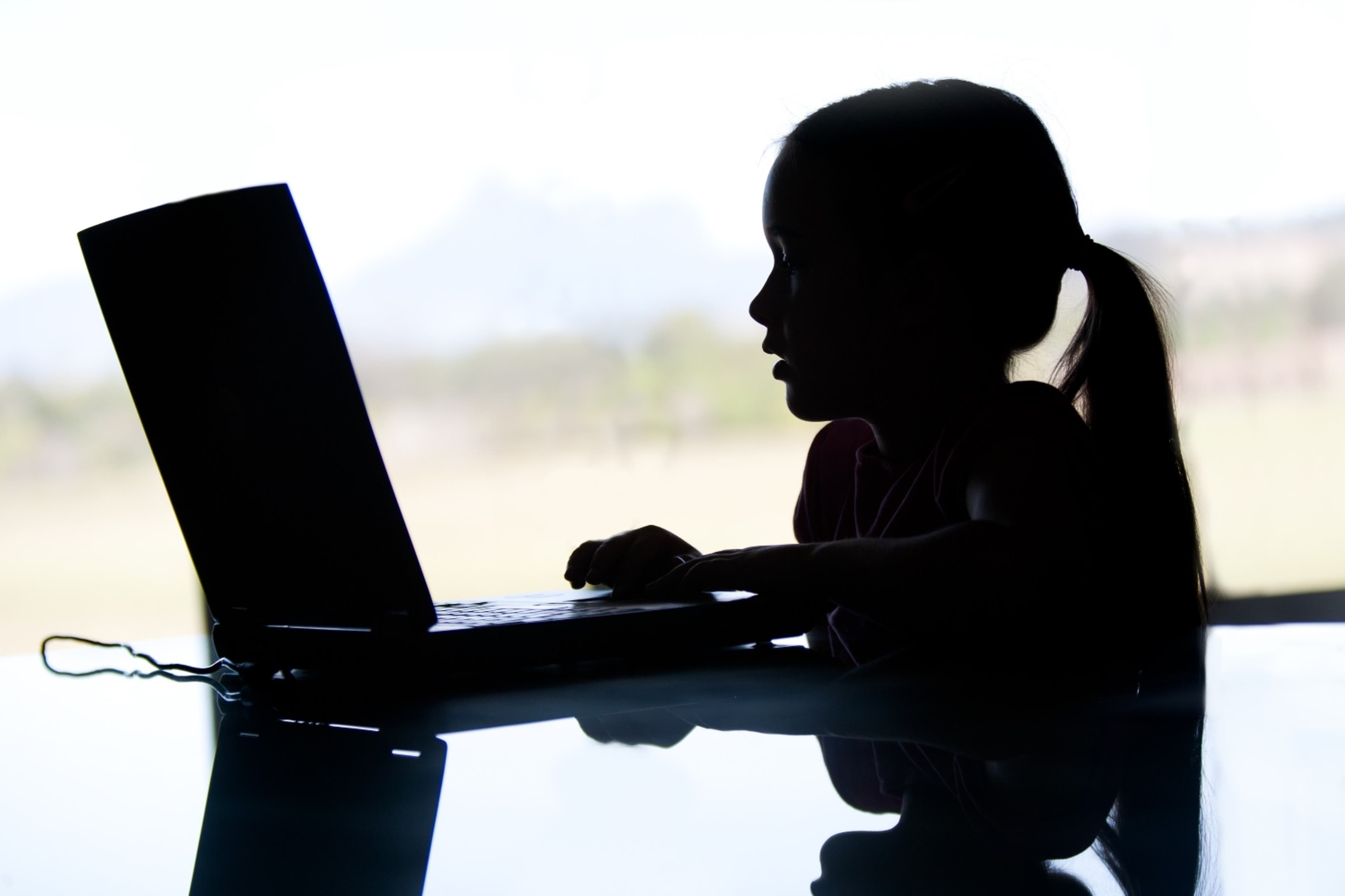 child-sillhouette-computer-childrensprivacy-090225.jpg