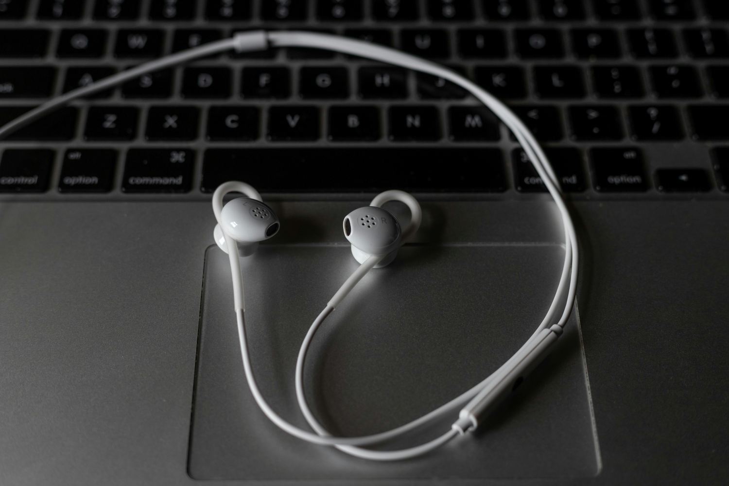 earbuds-laptop-personaldevices-121024.jpg