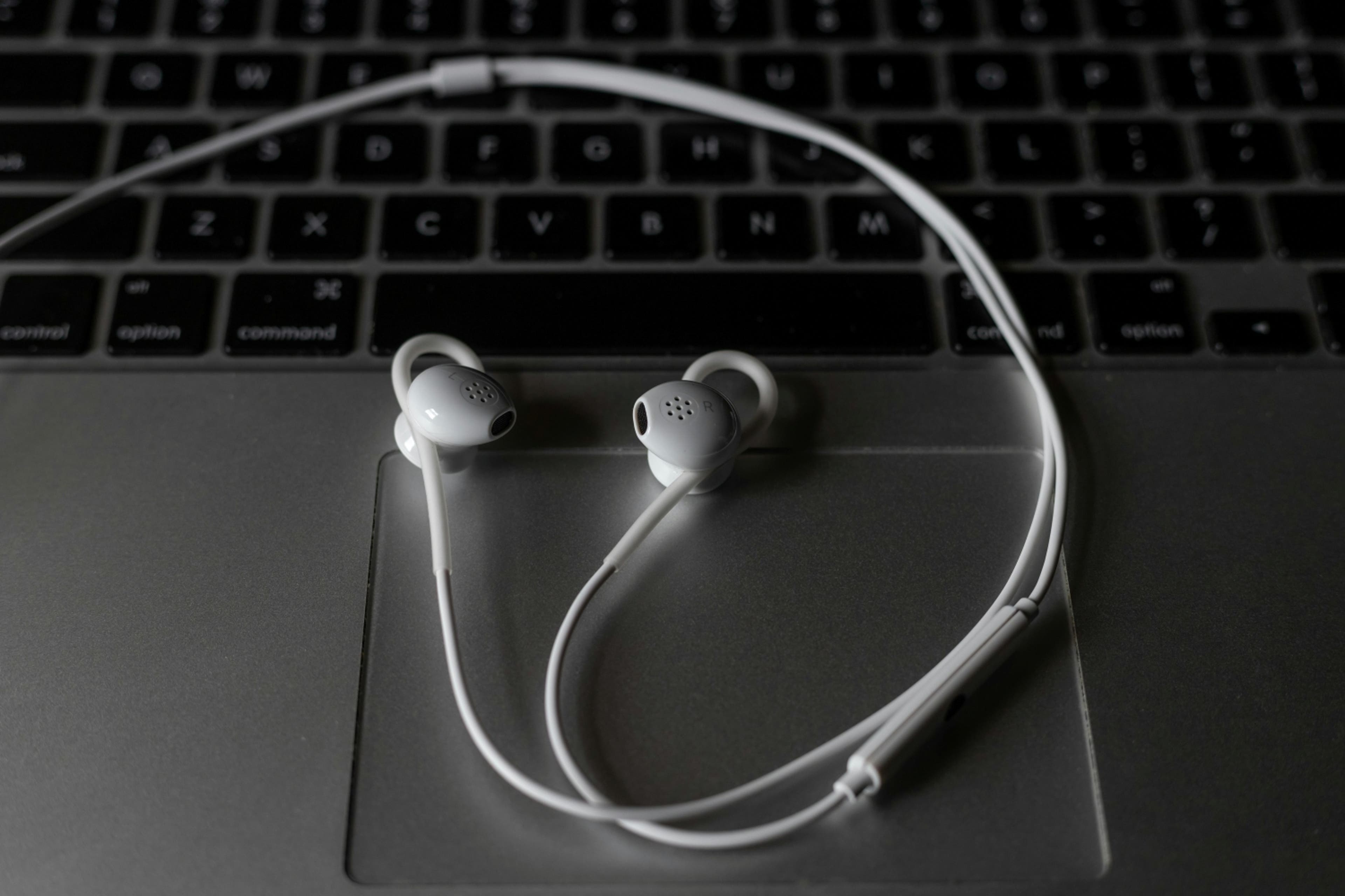 earbuds-laptop-personaldevices-121024.jpg