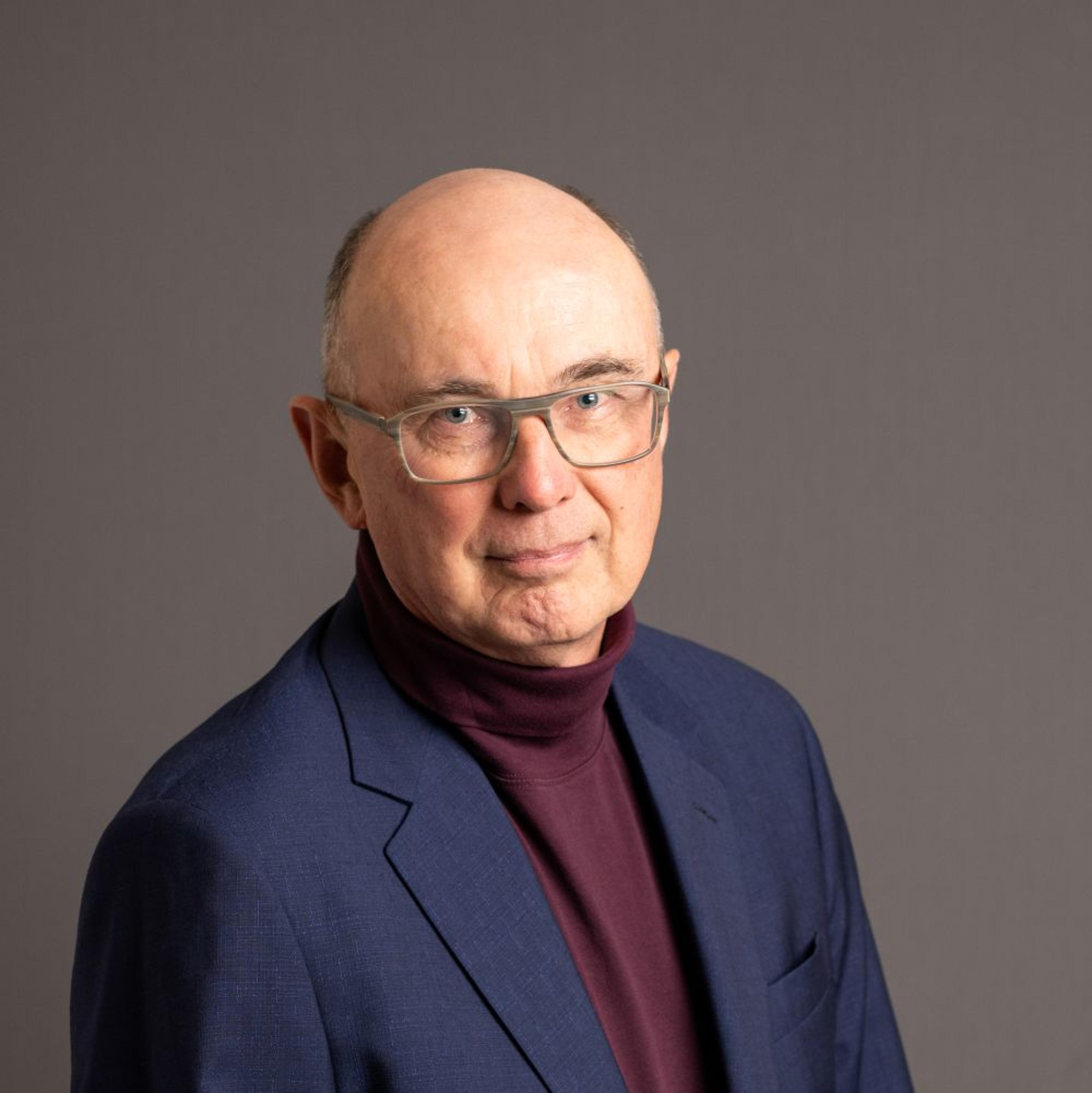 headshot of Colin Bennett