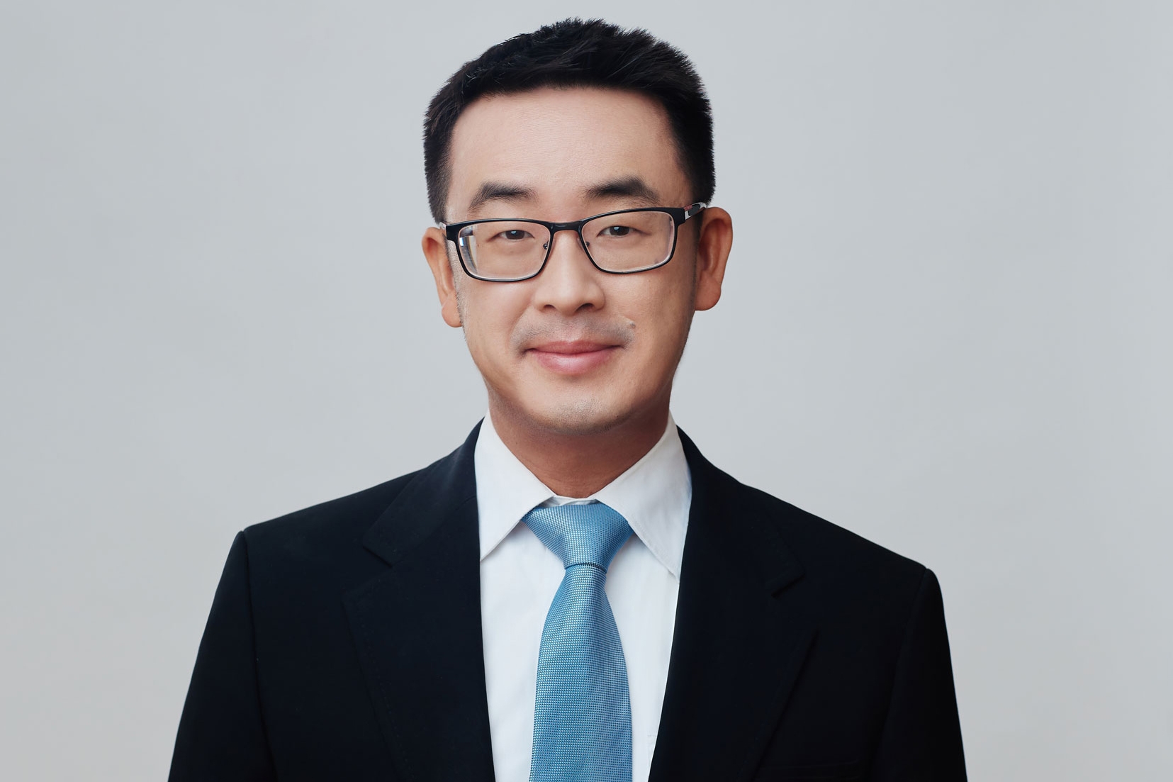 headshot of Roland Hung