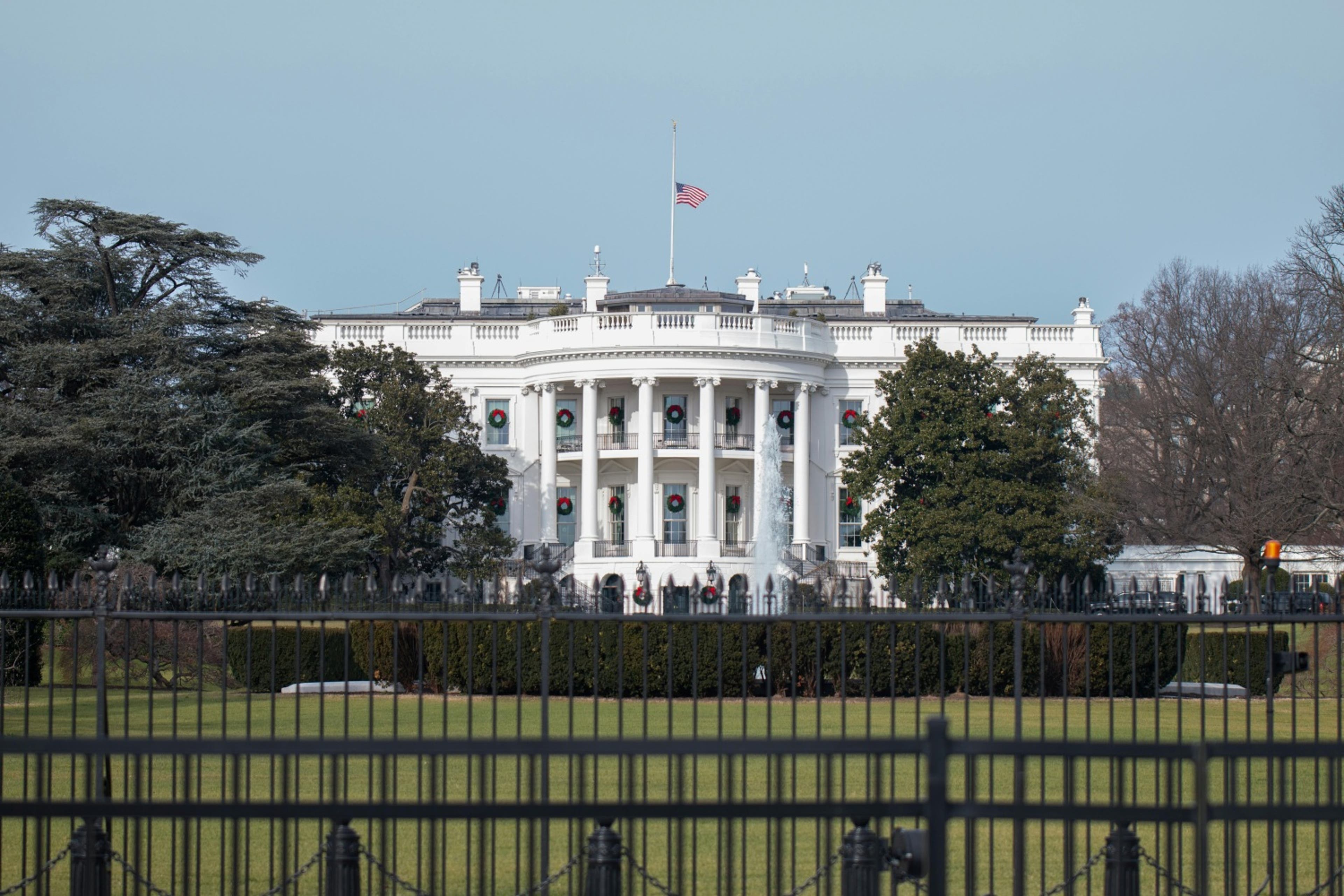 white-house-fence-us-012425.jpg