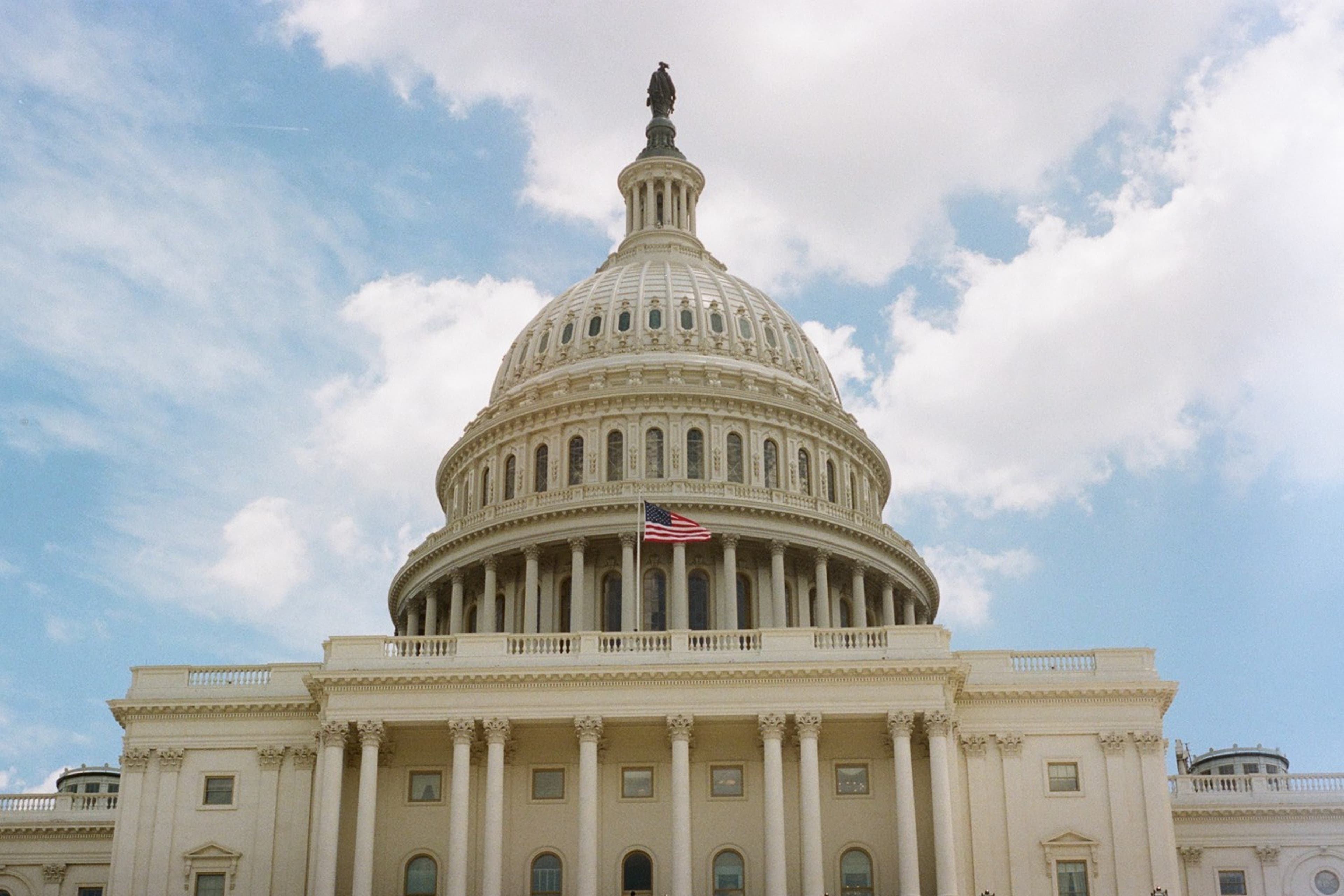 US-capitol-building-flag-US-101223.jpg