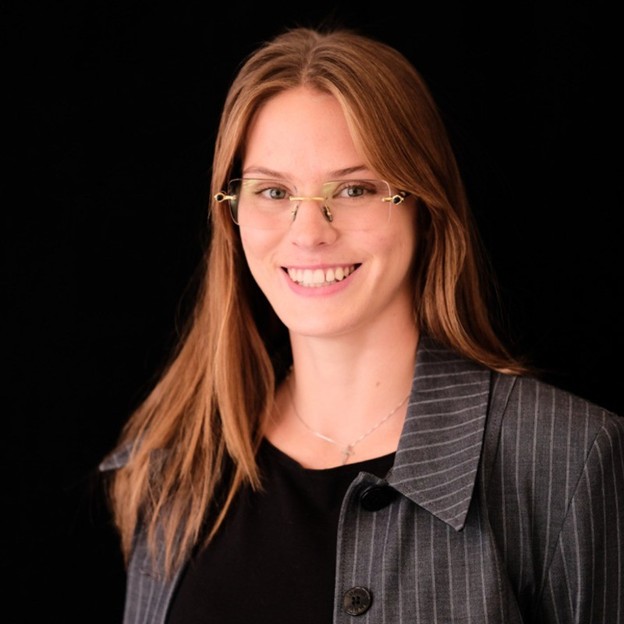 headshot of Ava Smithing