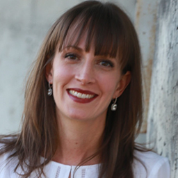 headshot of Julie Snyder