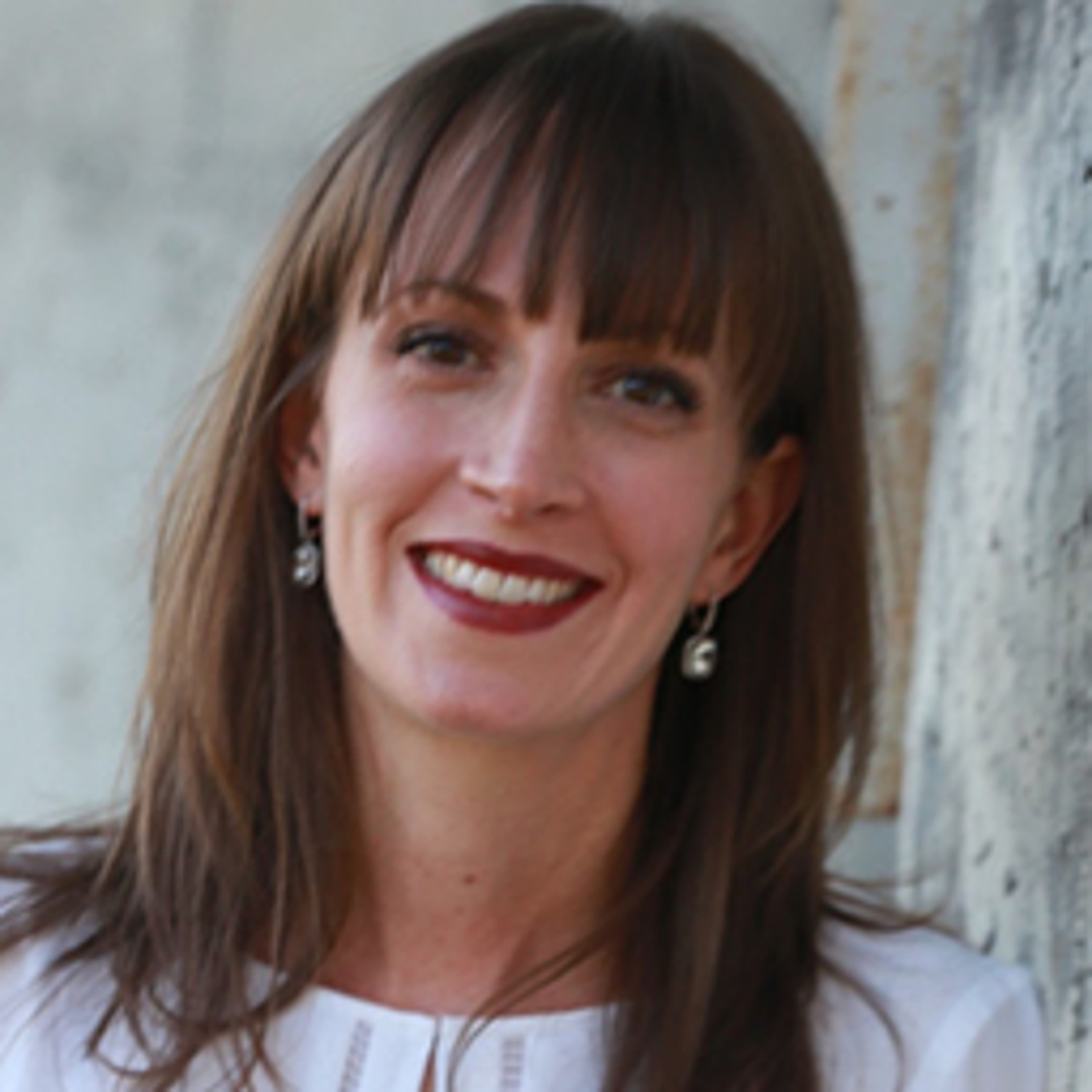 headshot of Julie Snyder