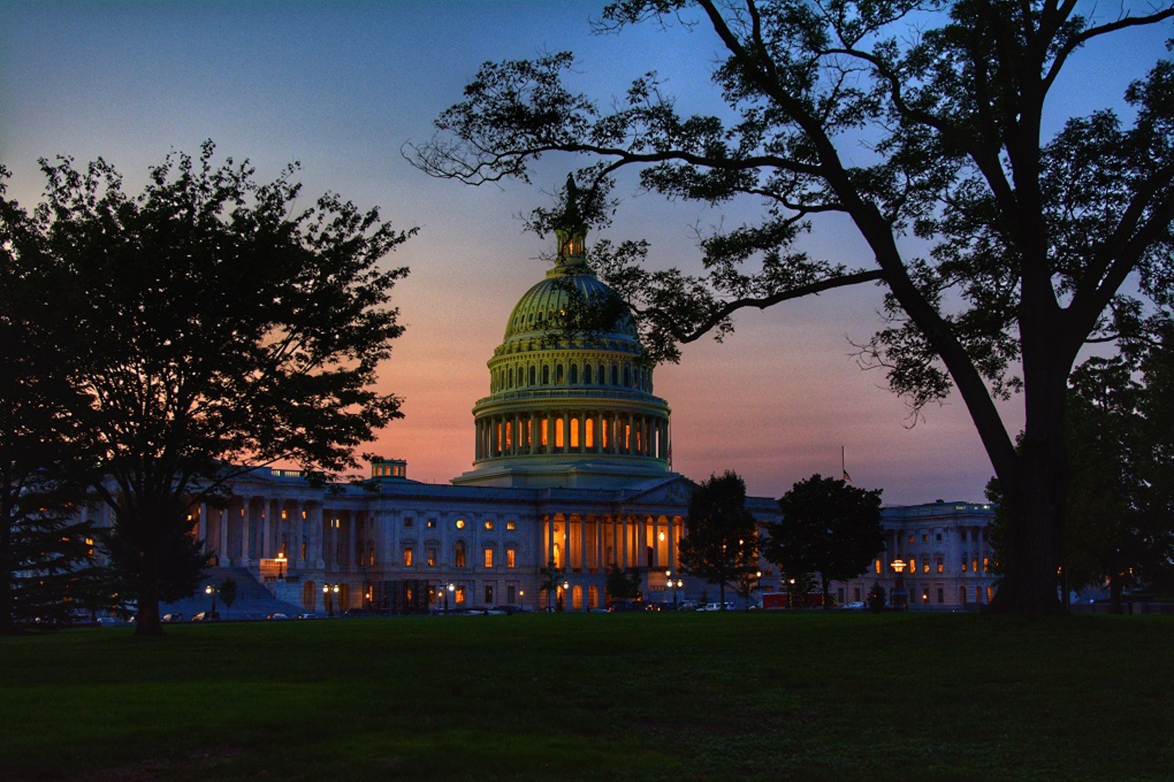 US-capitol-at-night-US.jpg