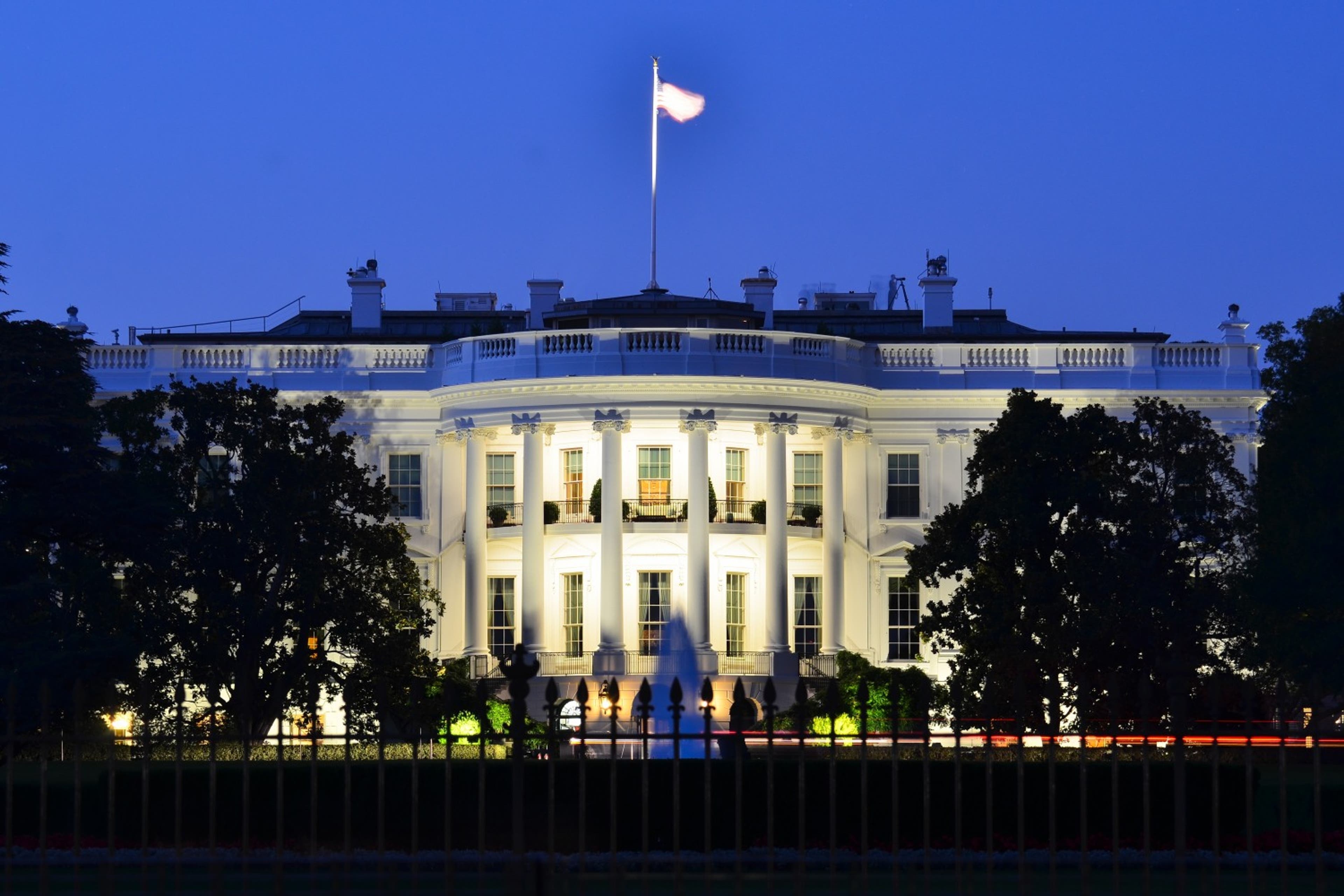 white-house-night-lights-us-072325.jpg