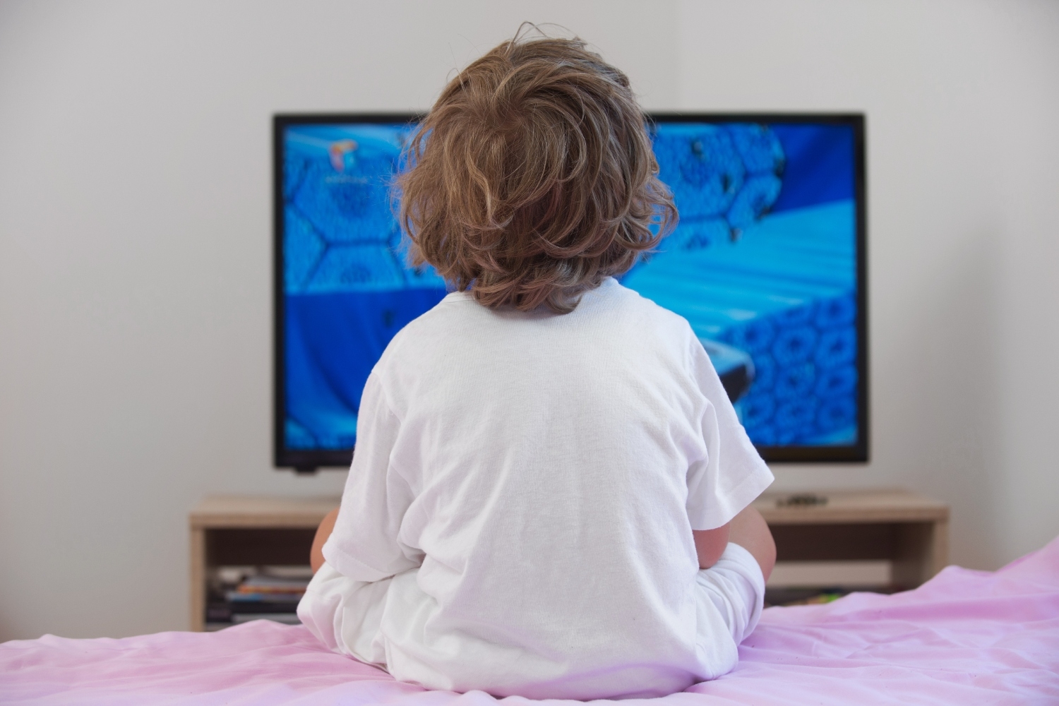 child-watching-tv-childrensprivacy-21524.jpg