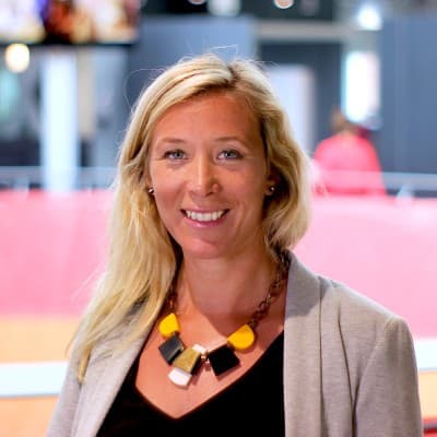 headshot of Louise Wright