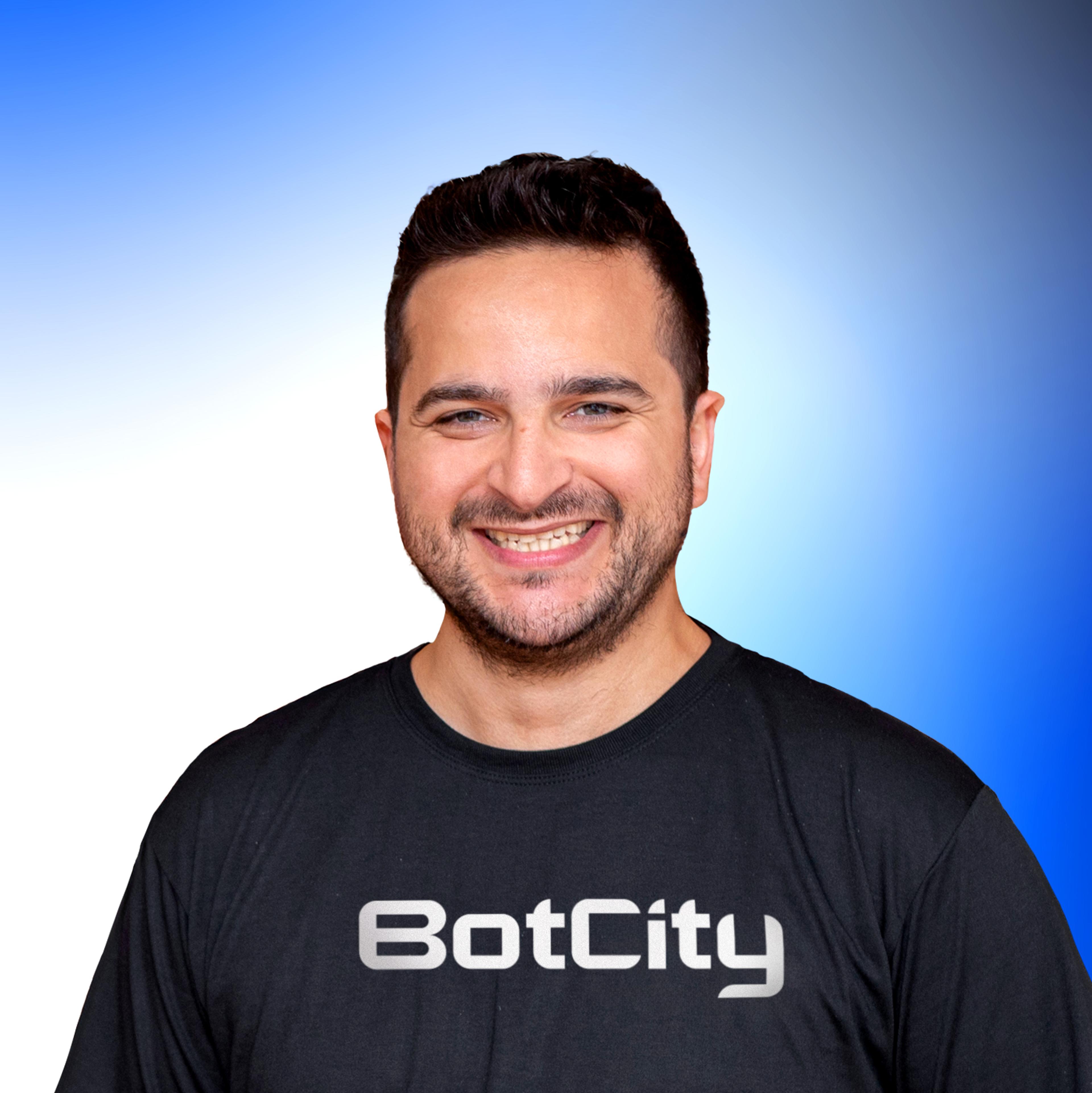 headshot of Lorhan Caproni