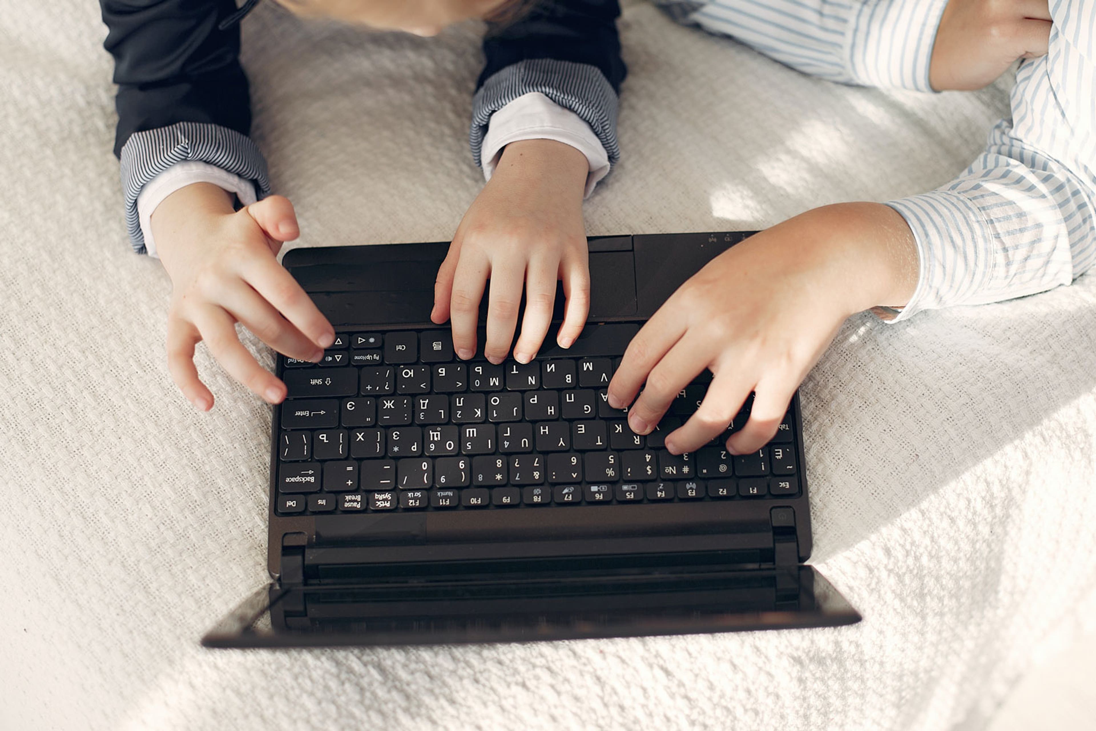 children-typing-laptop-childrens-privacy-0049.jpg