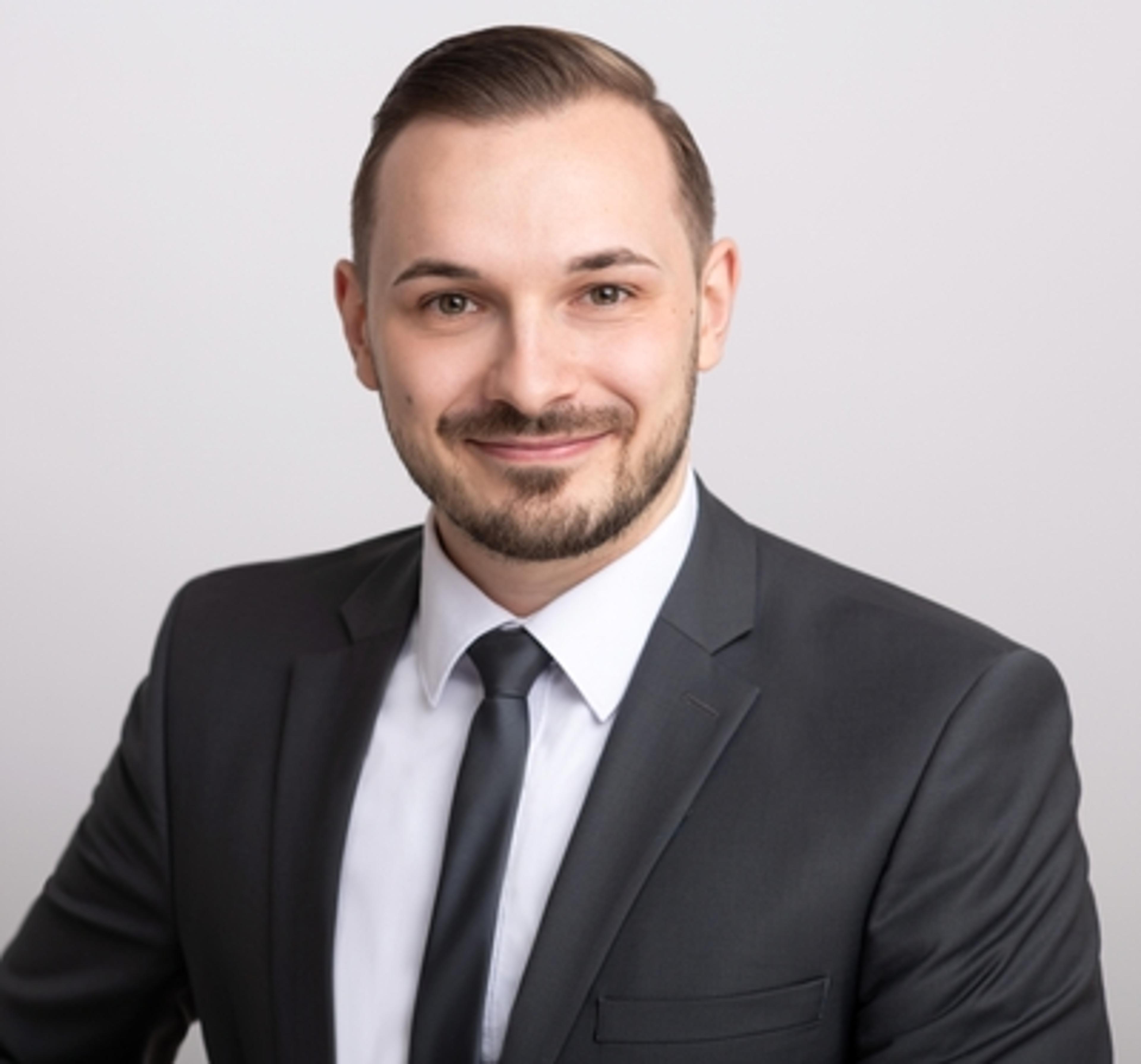 headshot of Lukas Mainzer