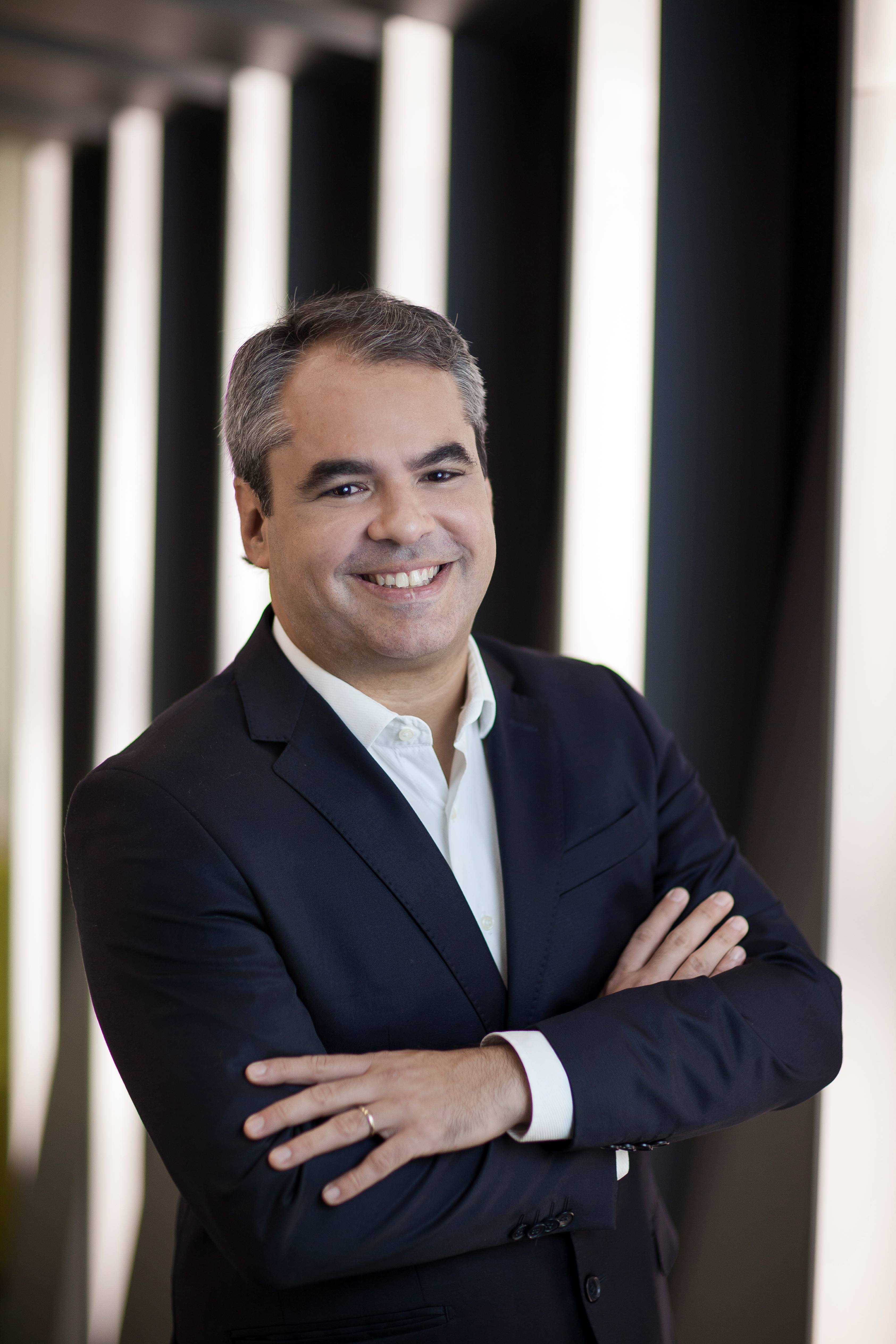 headshot of Tiago Neves Furtado