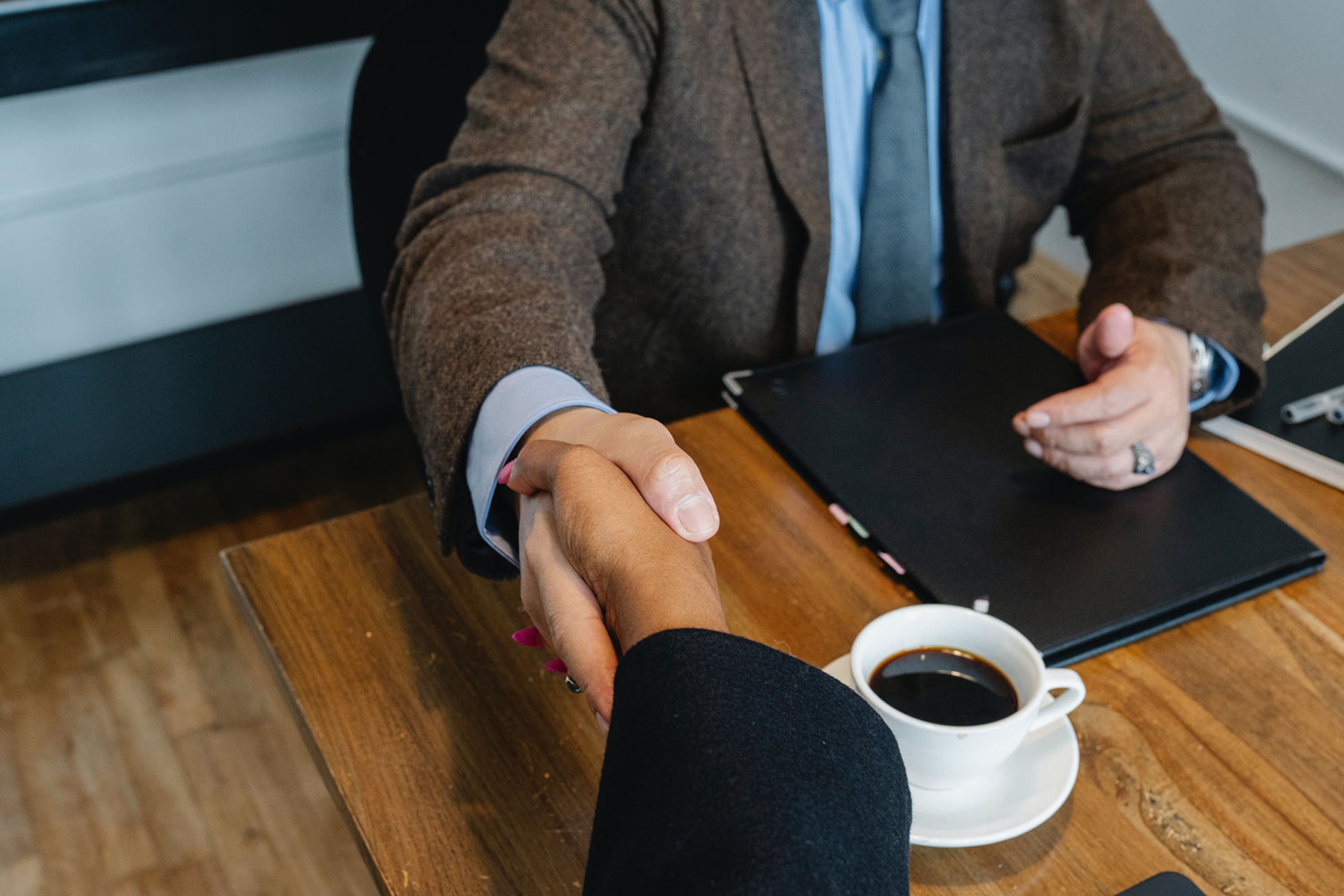 hands-shaking-table-coffee-privacy-business-0009.jpg