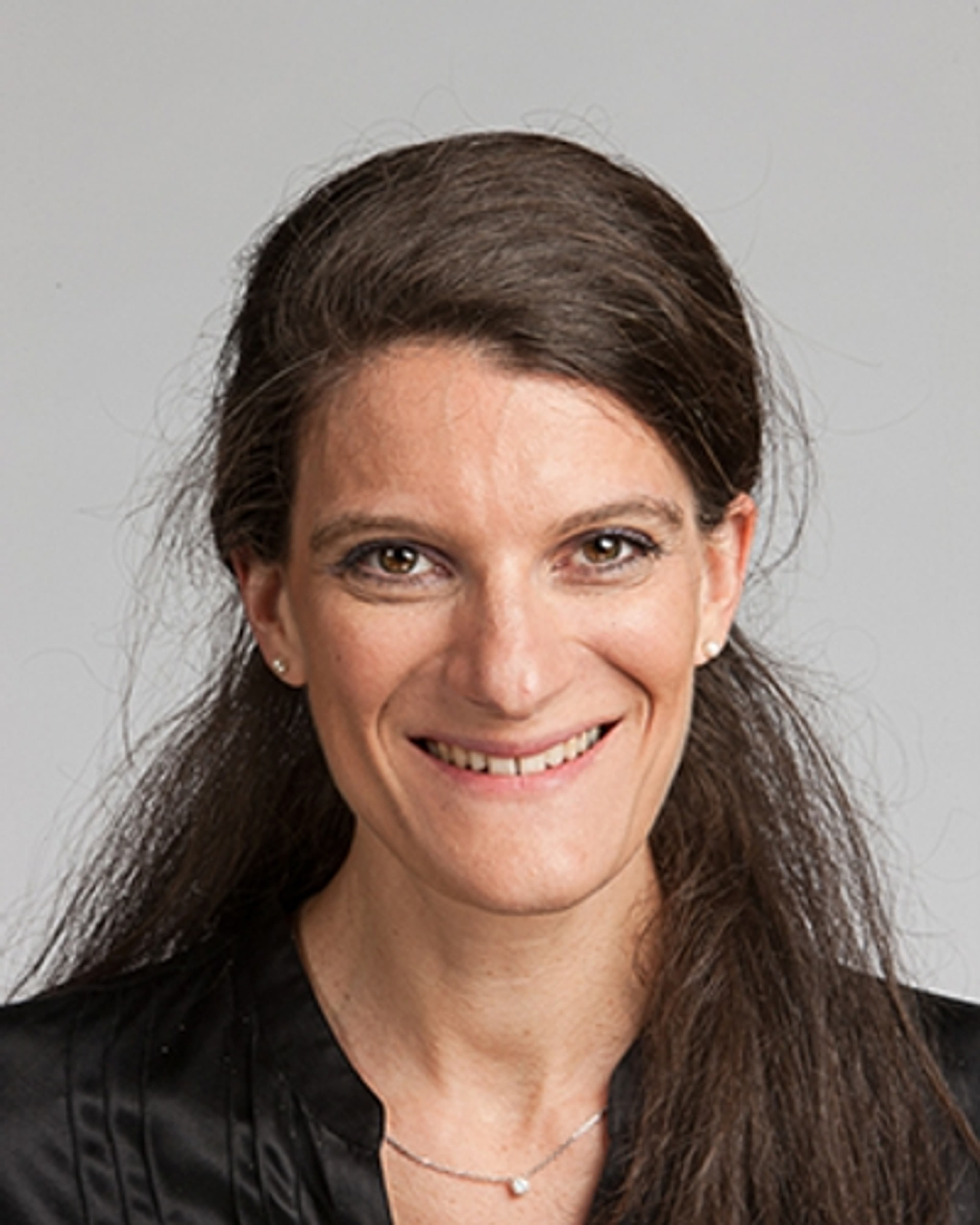 headshot of Sylvie de Oliveira