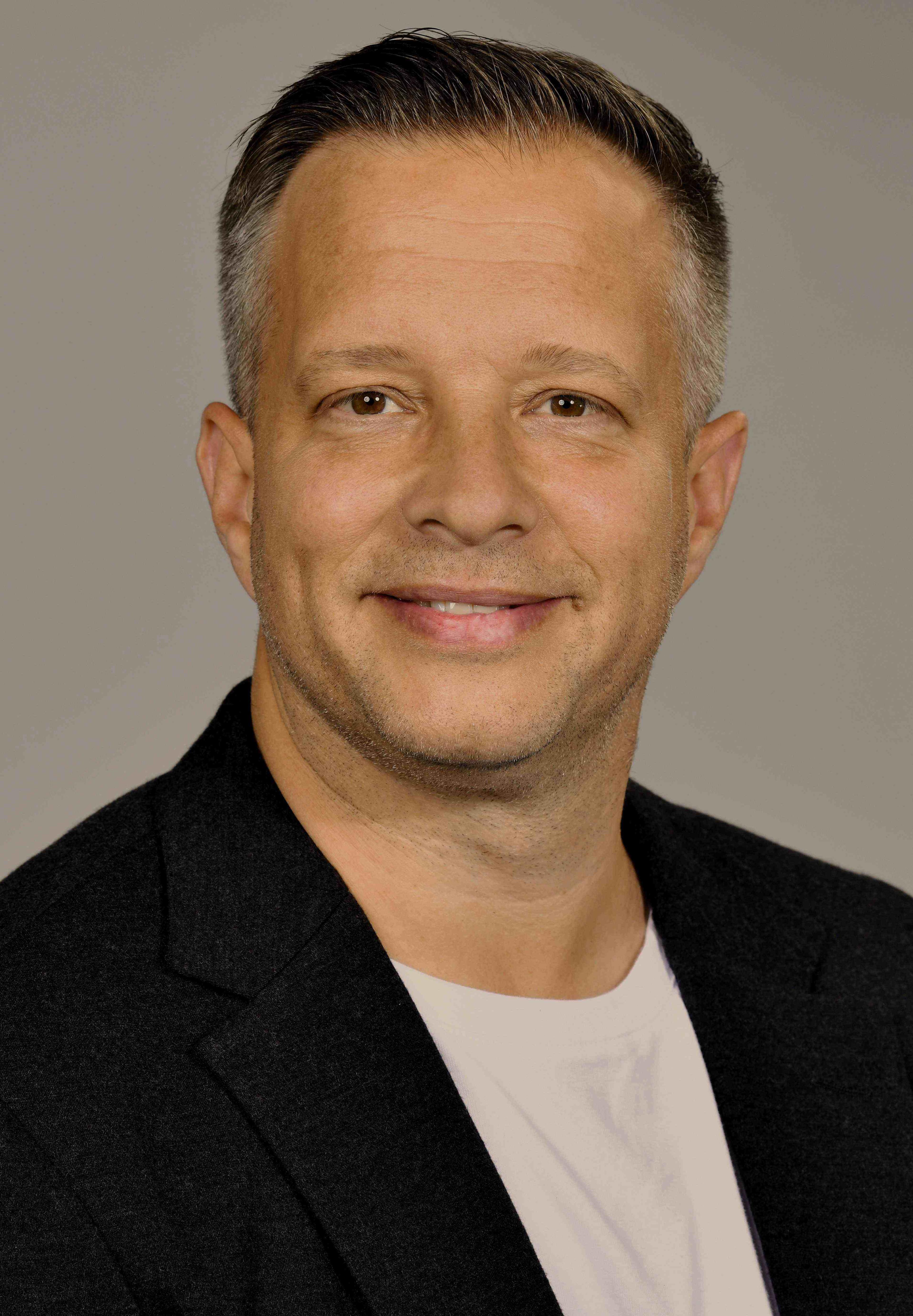 headshot of Nikolaus Kümmel