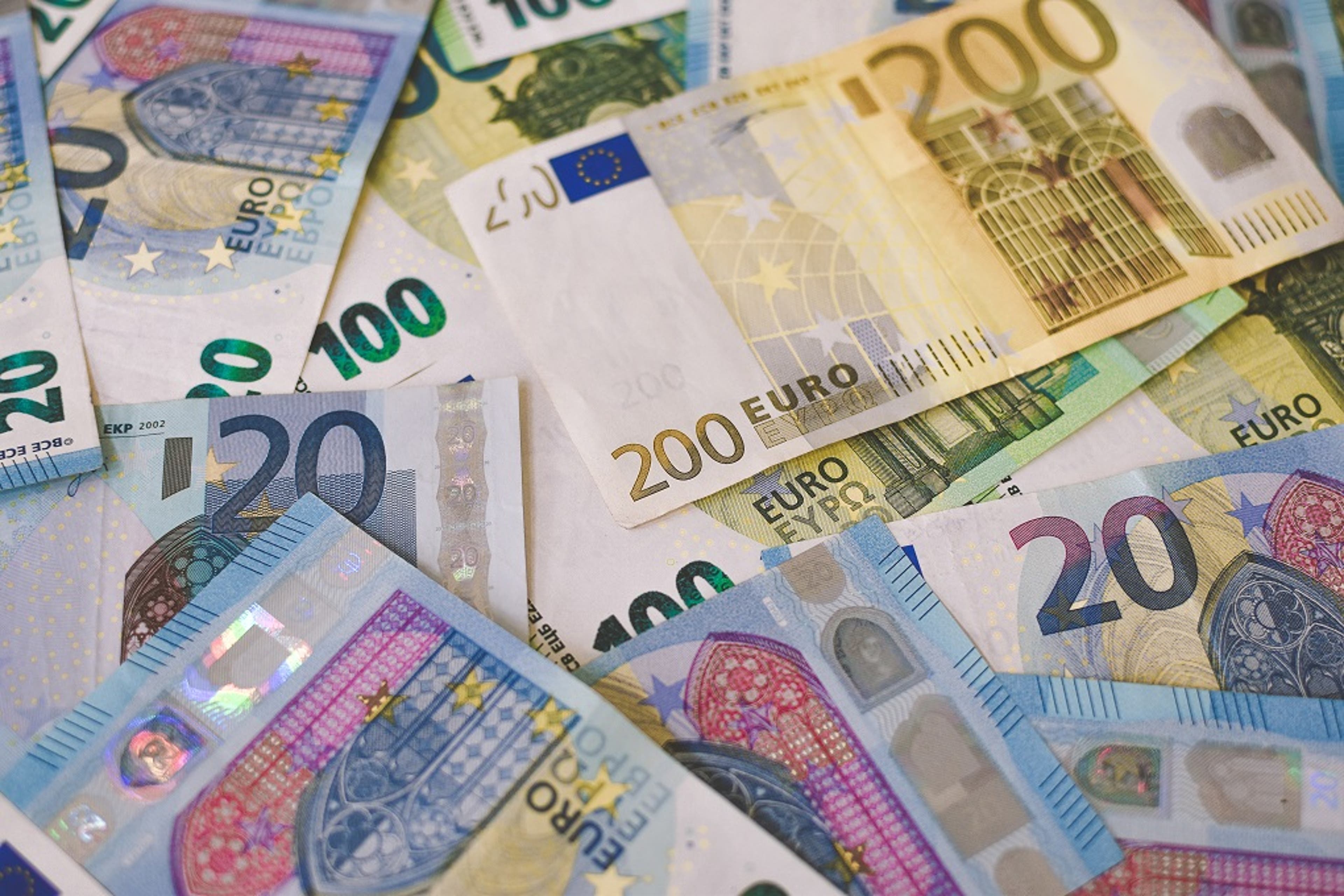 Euros-on-table-financial.jpg