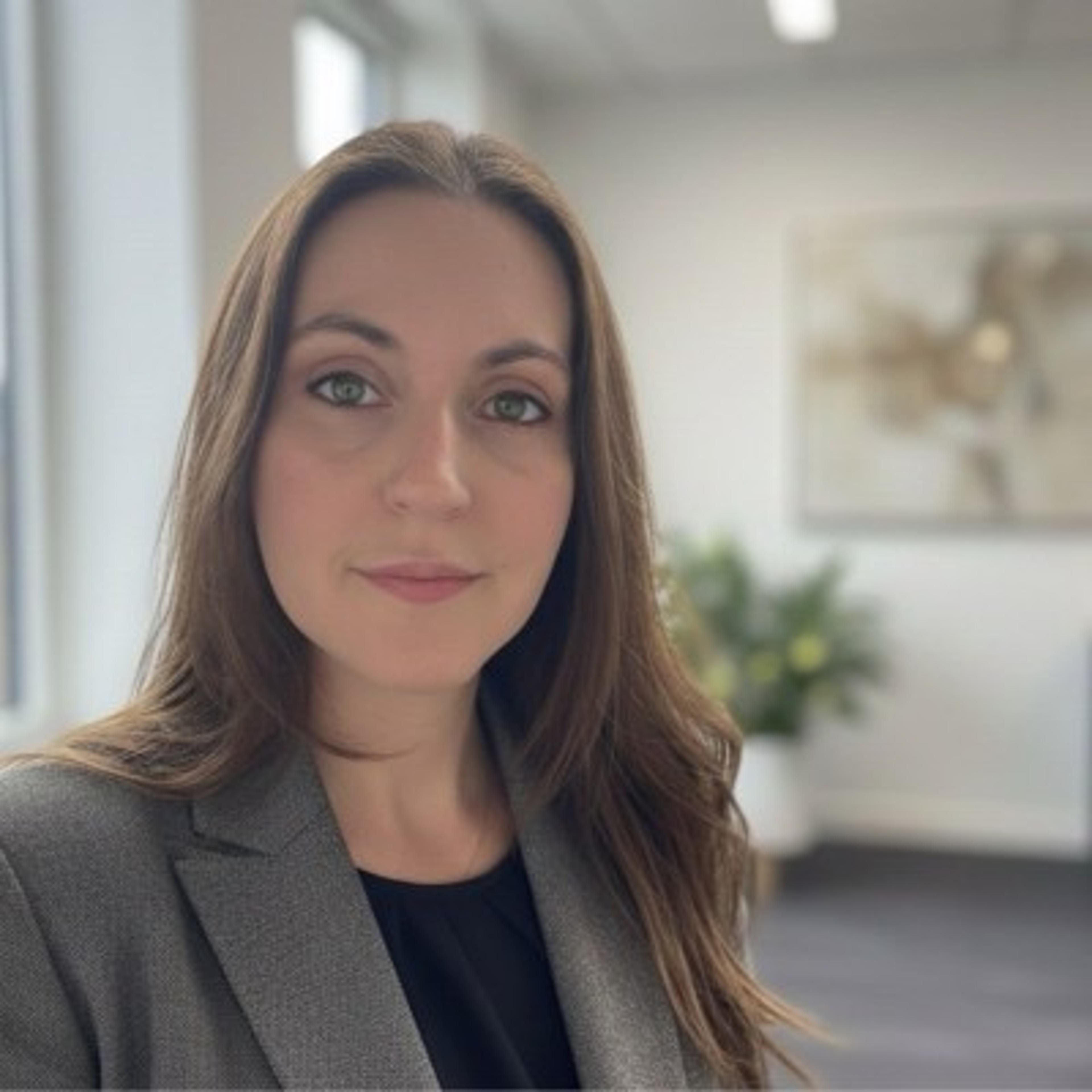 headshot of Lora Dimitrova