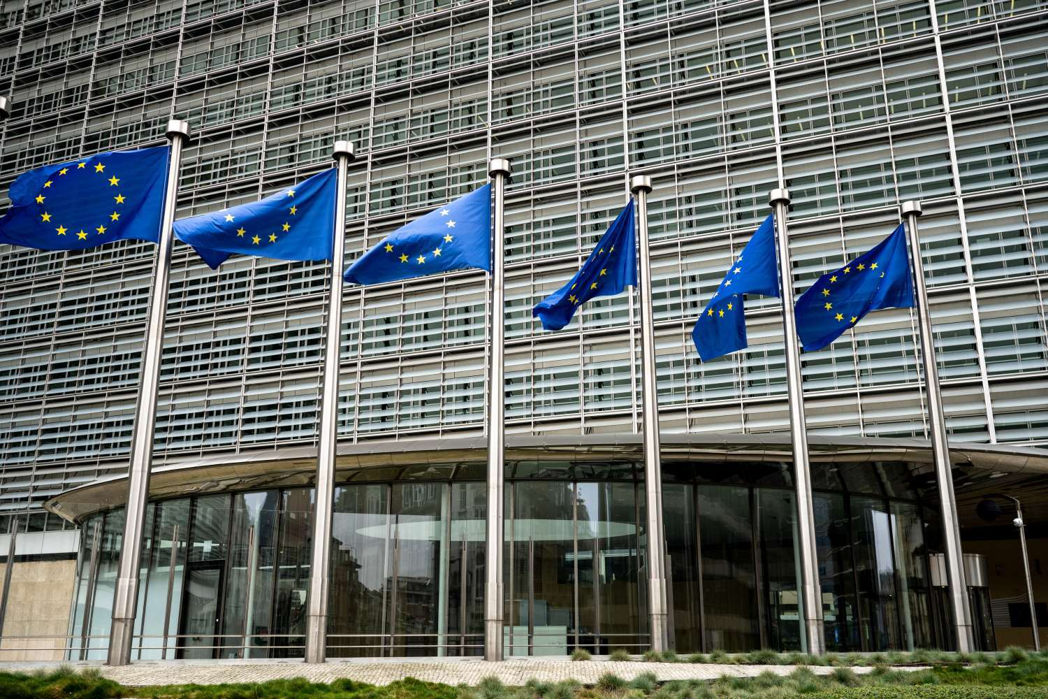 eu-commission-flags-eu-012826.jpg