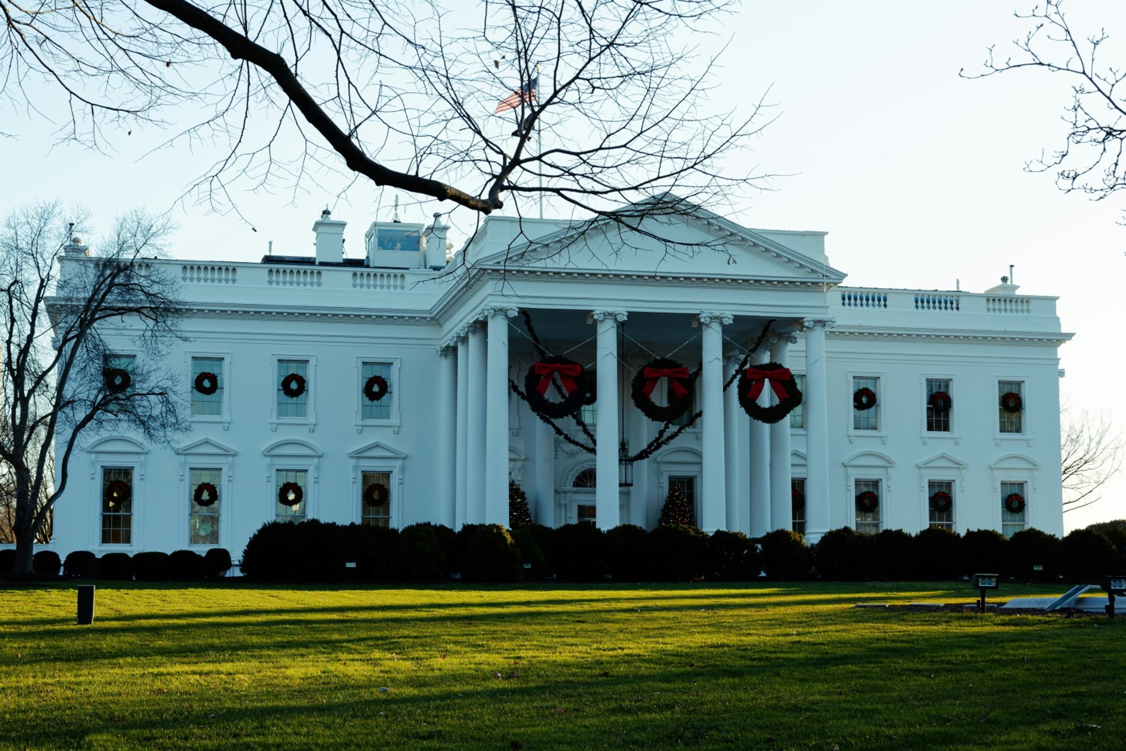 whitehouse-holiday-wreathes-us-121124.jpg