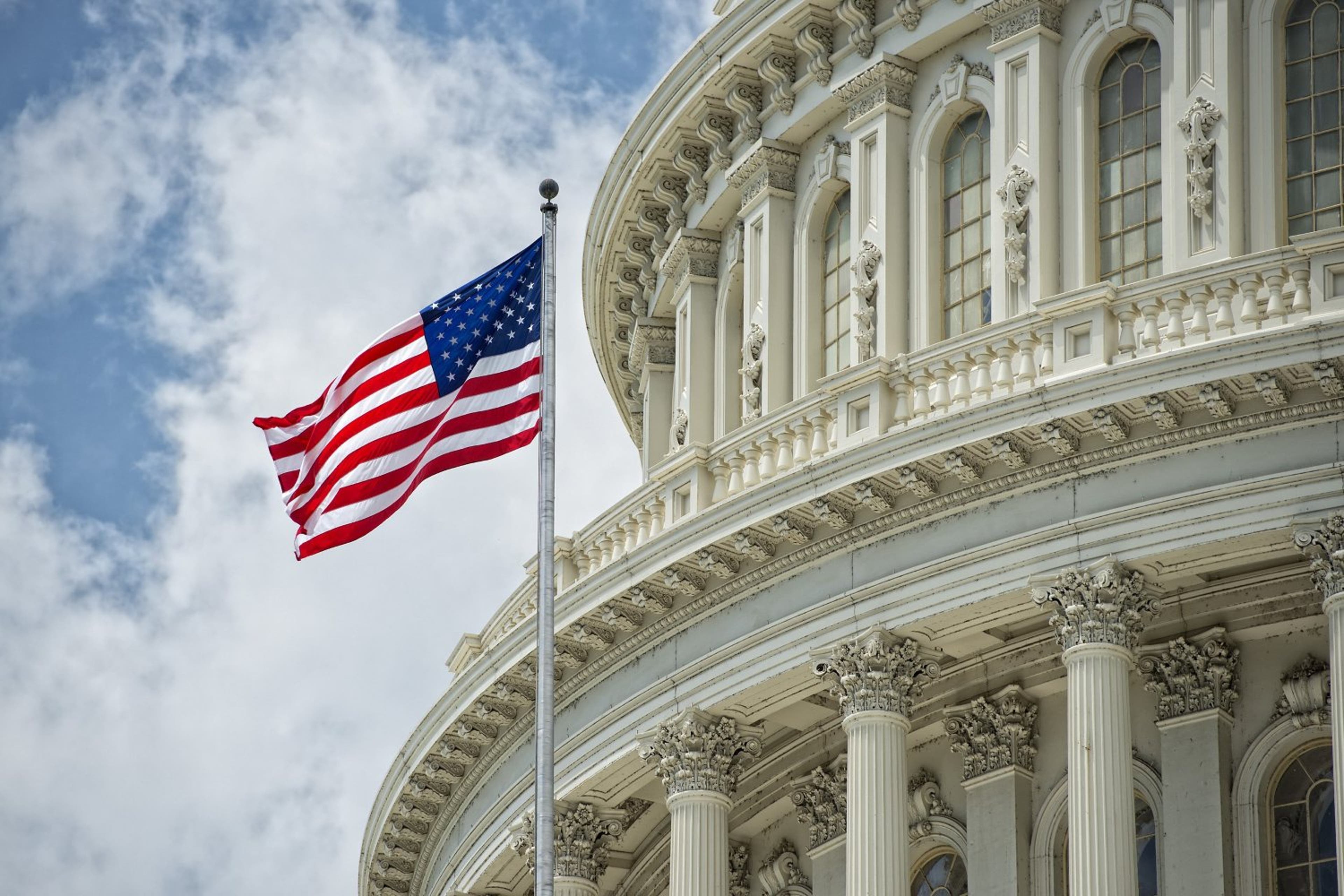flag-capitol-building-us-07012572.jpg