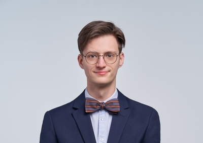 headshot of Simon Du Perron