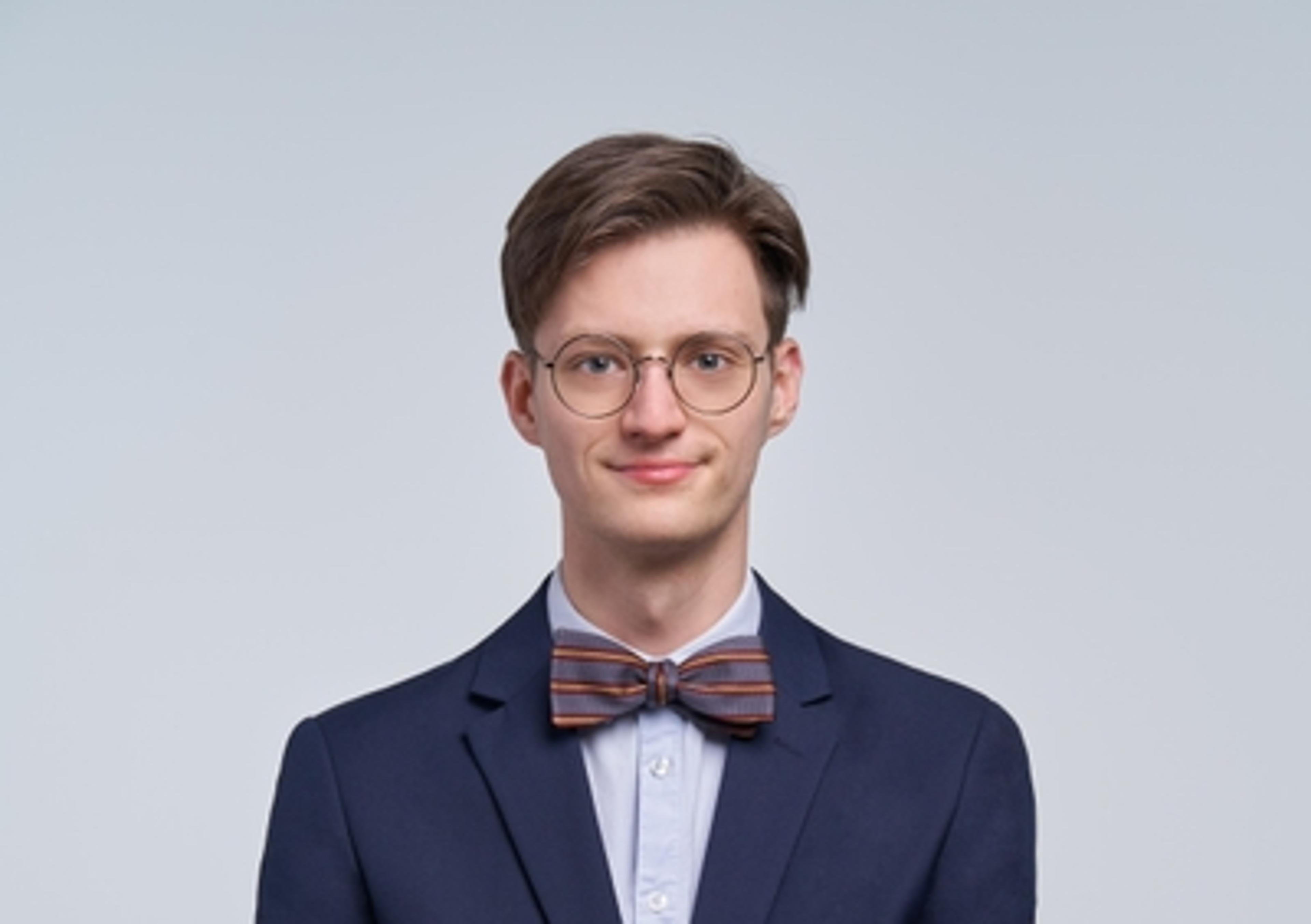 headshot of Simon Du Perron