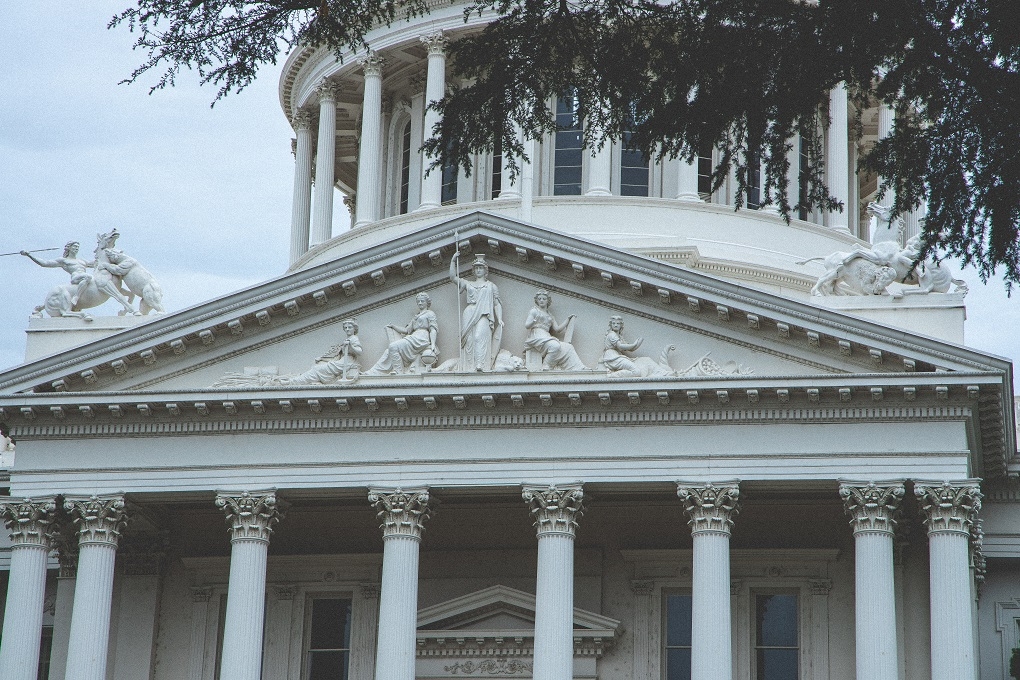 statehouse-top-statue-US.jpg