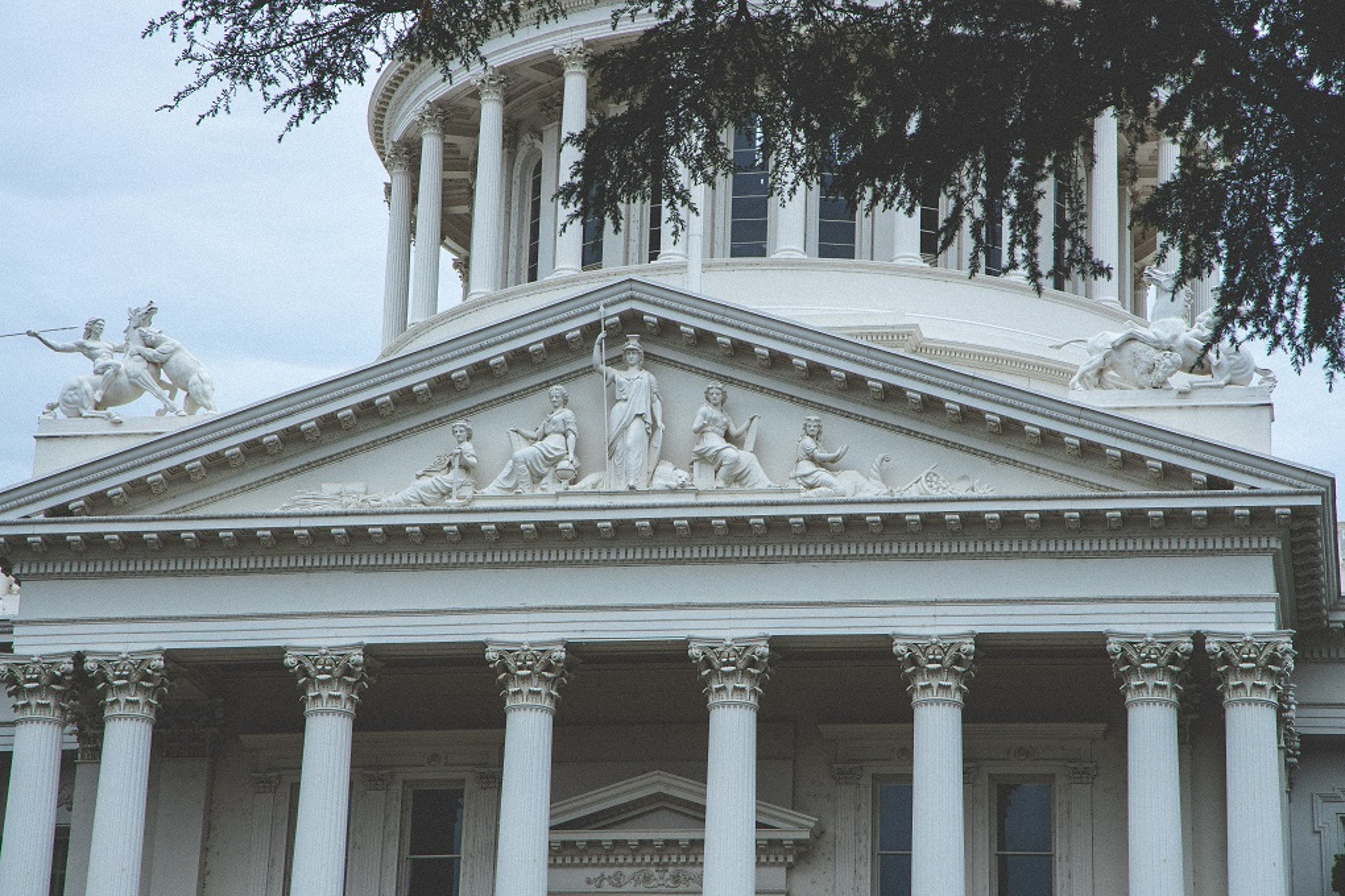 statehouse-top-statue-US.jpg